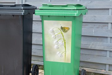MuchoWow Wandsticker Ein Schmetterling auf einem Maiglöckchen (1 St), Mülleimer-aufkleber, Mülltonne, Sticker, Container, Abfalbehälter