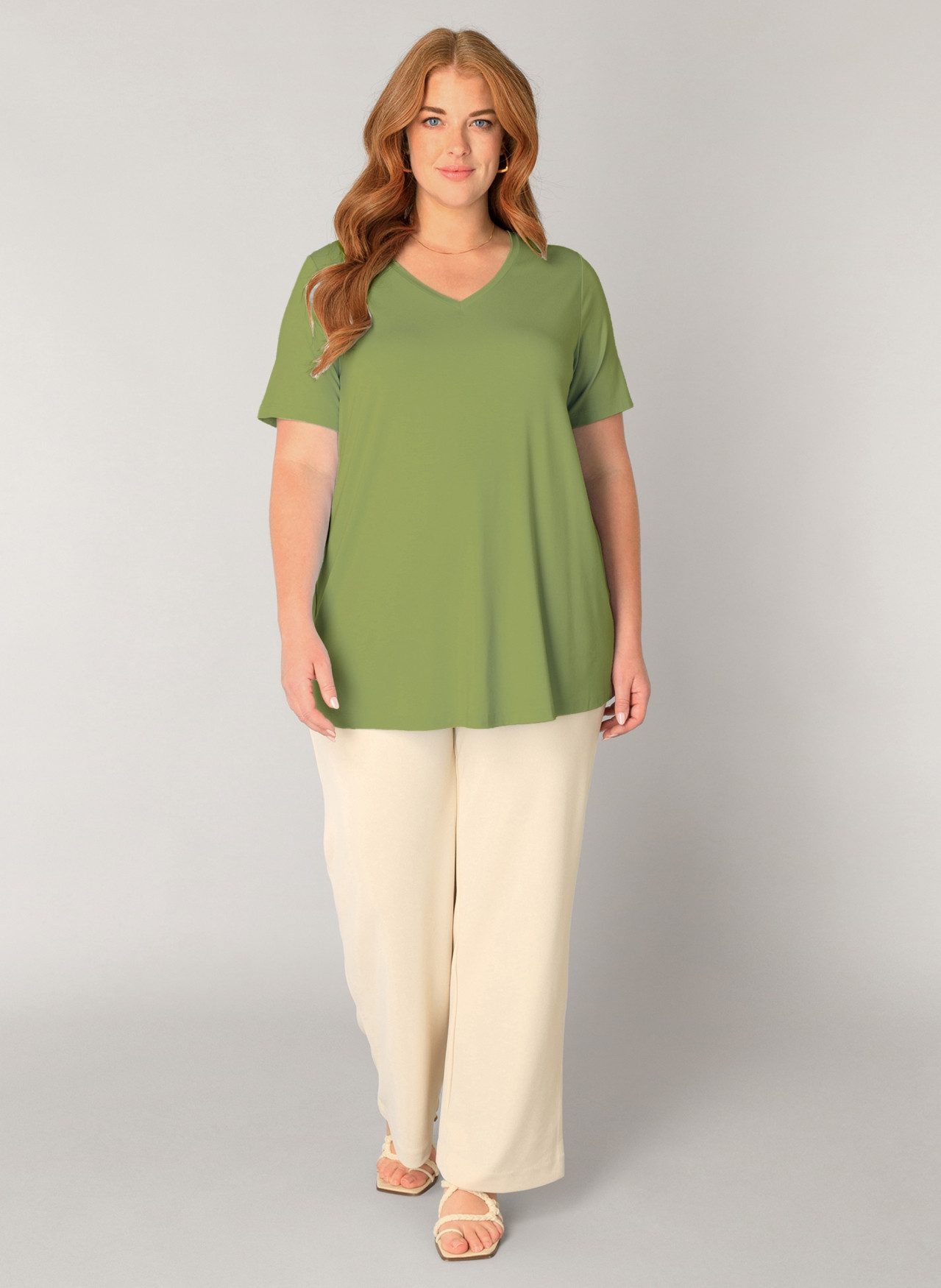 Base Level Curvy T-Shirt Alba mit V-Ausschnitt