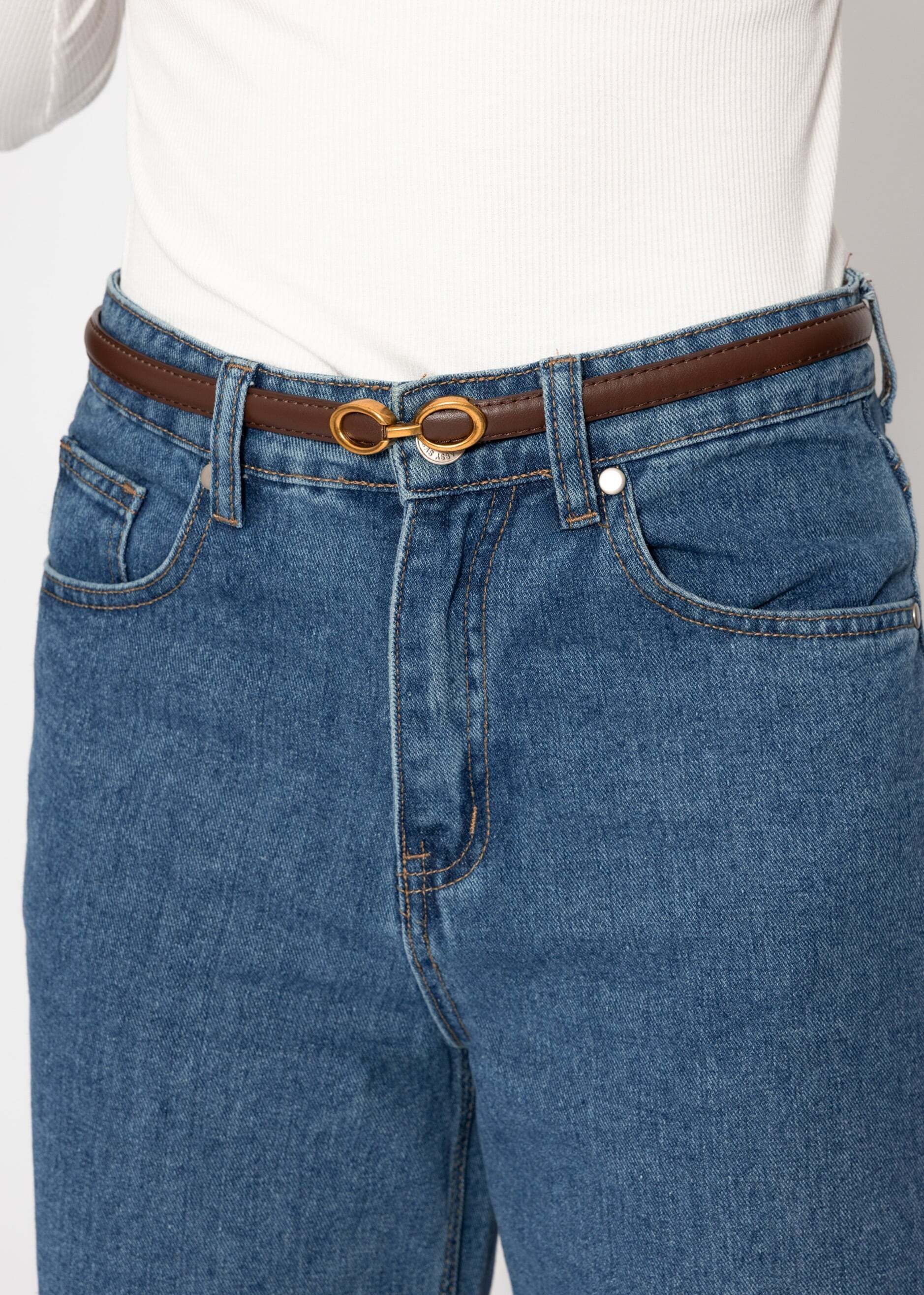 SASSYCLASSY Hüftgürtel Verstellbarer Gürtel für Damen Stylischer Kunsledergürtel mit goldener Schnalle Dunkelbraun