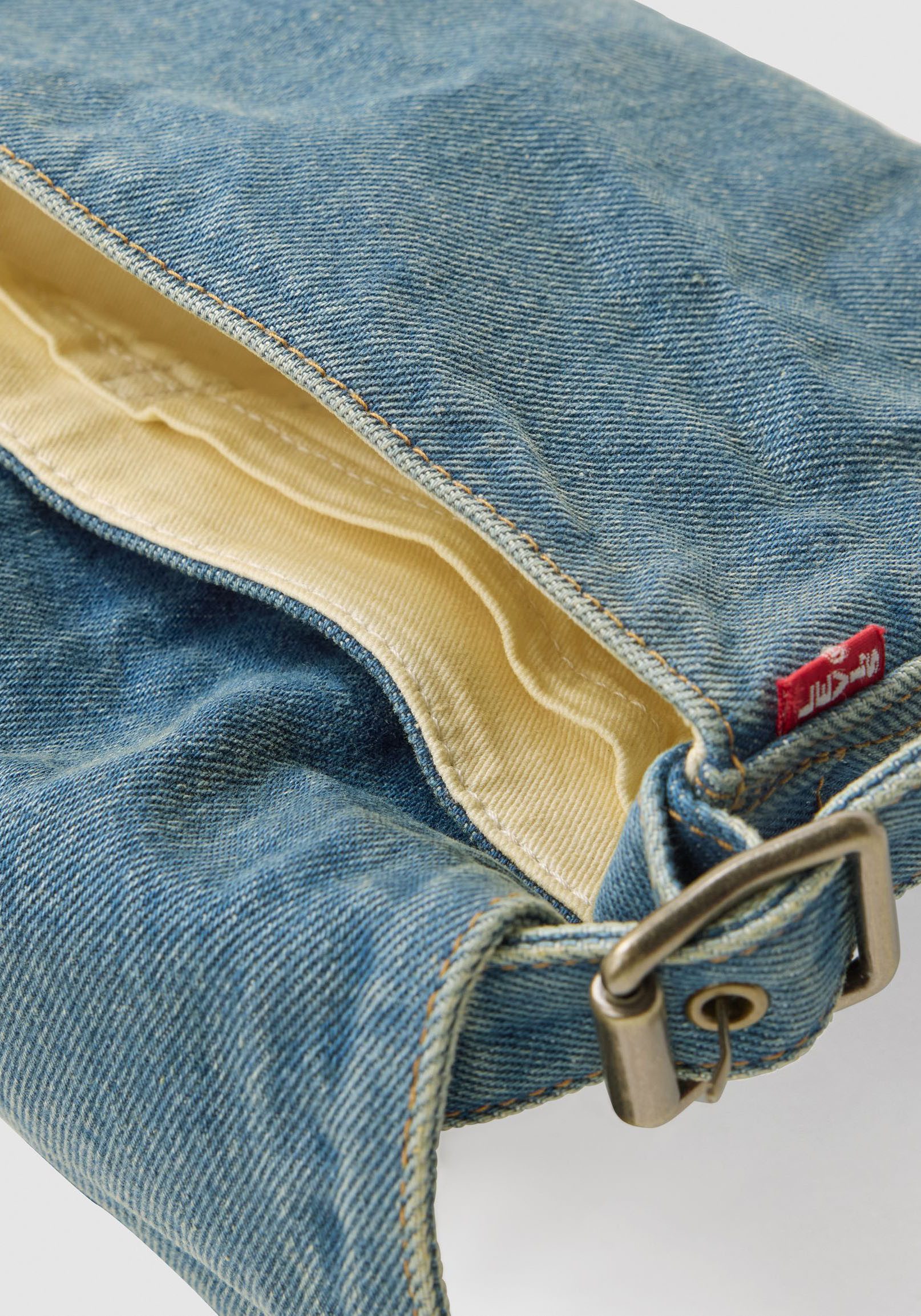 Levi's® Schultertasche, mit Ziernähten