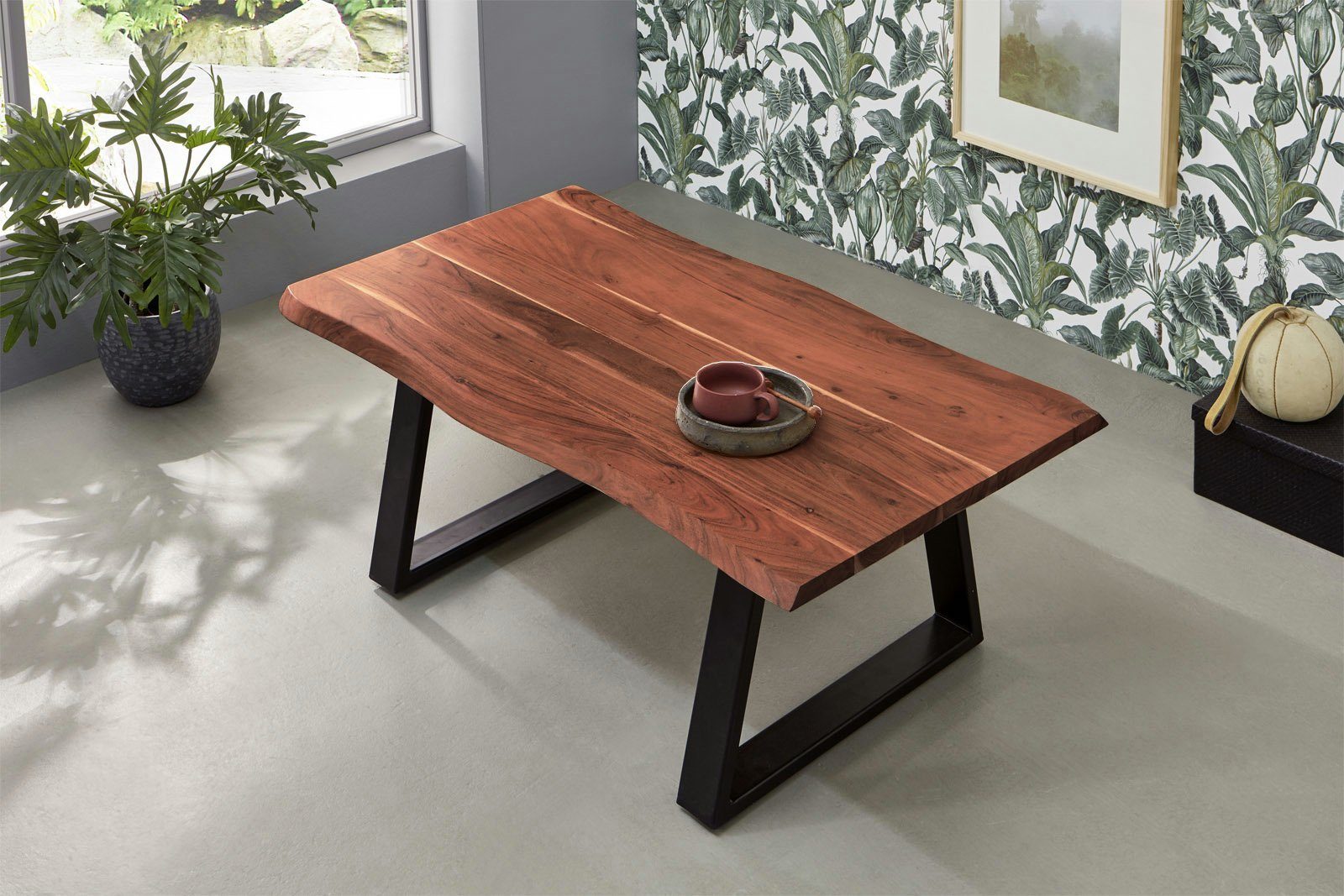 Junado® Couchtisch Baumkante Akazie Stärke Matteo, natürliche nussbaumfarben Tischplatte Massivholz, 26mm, der