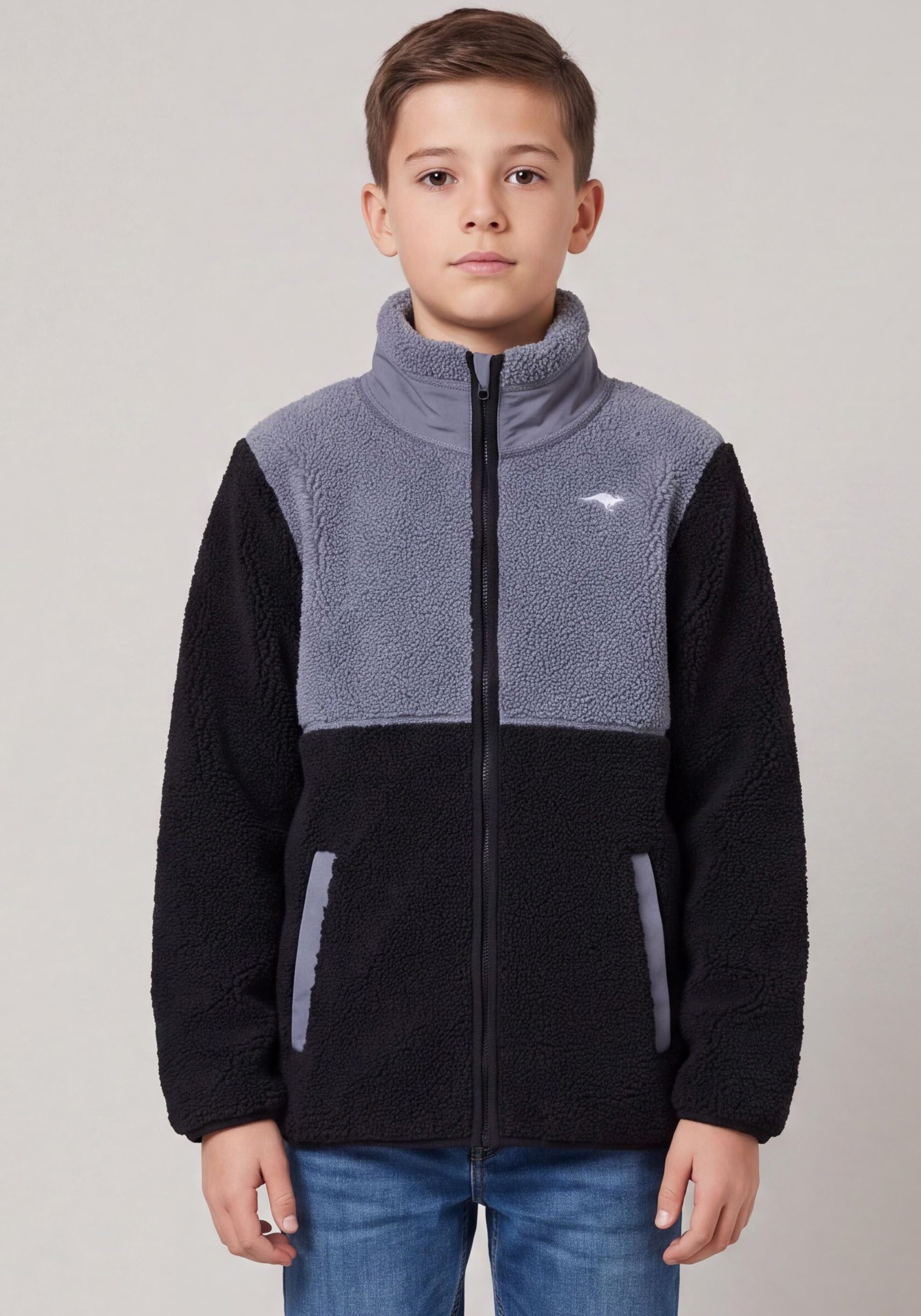 KangaROOS Sweatjacke Teddy-Fleecejacke mit kontrastfarbigen Einsatz und KangaROOS Stickerei Colorblocking Teddy-Fleecejacke mit Stehkragen. € 42,99, (€ 42,99 pro 1 Stk).