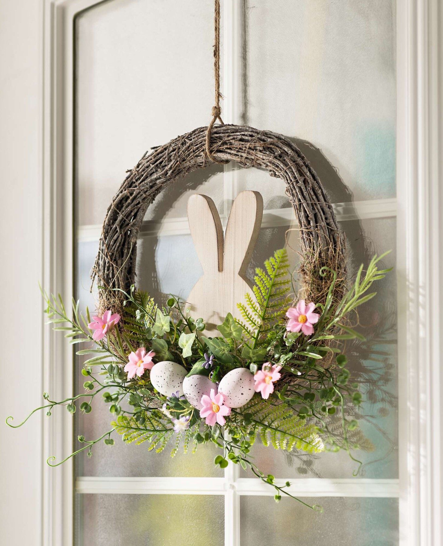 Dekoleidenschaft Osterkranz "Holzhäschen" Ø 31 cm aus Reisig, Dekokranz, Türkranz, Wandkranz, rustikaler Frühlingskranz mit Ostereiern, Blüten & Pflanzen