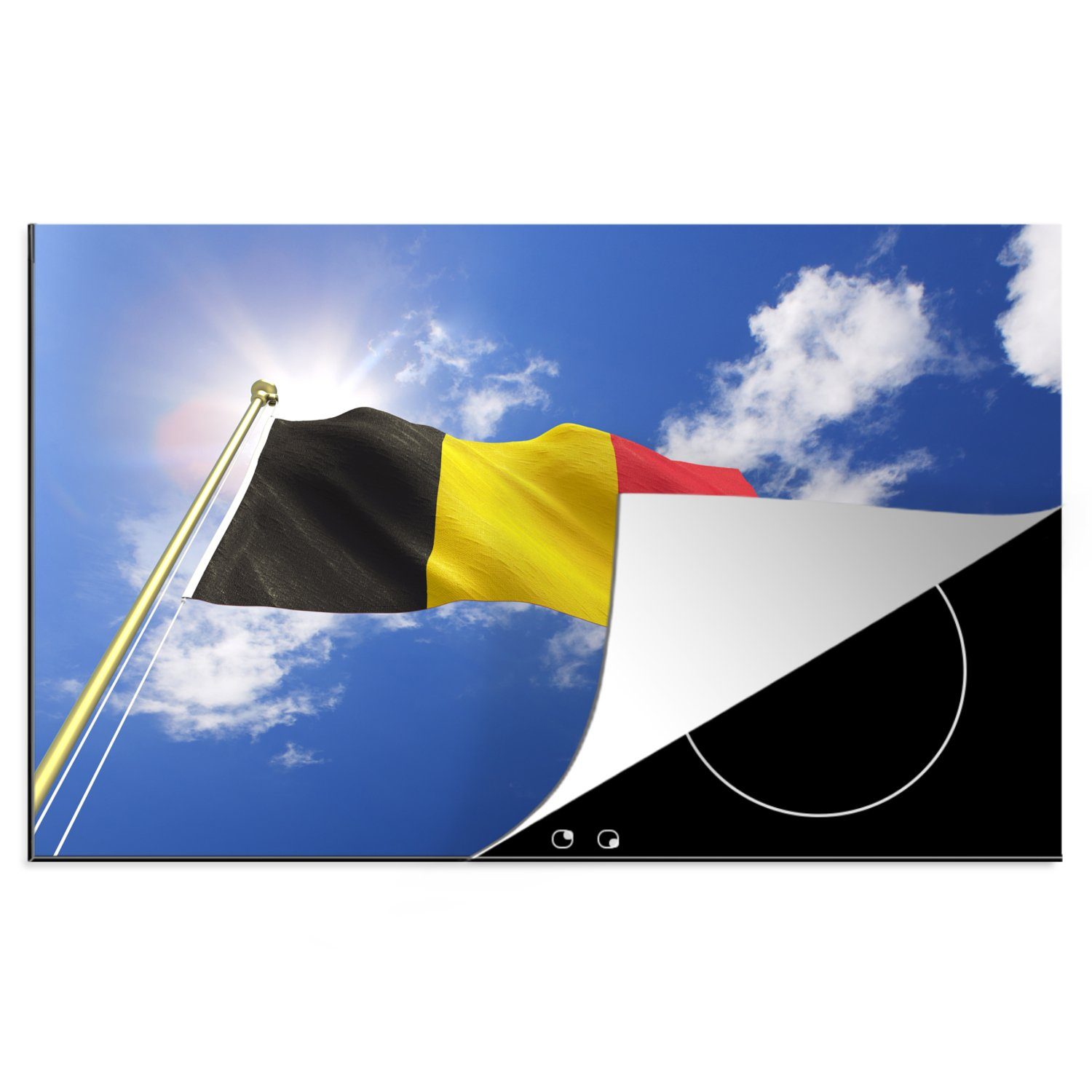 MuchoWow Herdblende-/Abdeckplatte Die belgische Flagge weht am Himmel, Vinyl, (1 tlg), 81x52 cm, Induktionskochfeld Schutz für die küche, Ceranfeldabdeckung