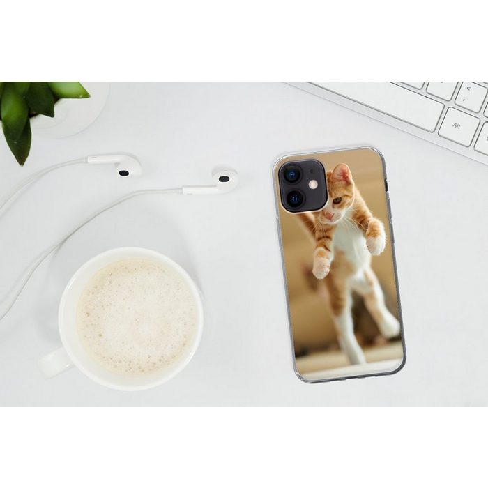 MuchoWow Handyhülle Eine Nahaufnahme eines springenden Kätzchens Handyhülle Apple iPhone 12 Smartphone-Bumper Print Handy ZV11162