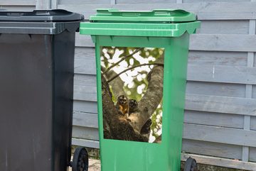 MuchoWow Wandsticker Kleine Tiere in einem Baum (1 St), Mülleimer-aufkleber, Mülltonne, Sticker, Container, Abfalbehälter