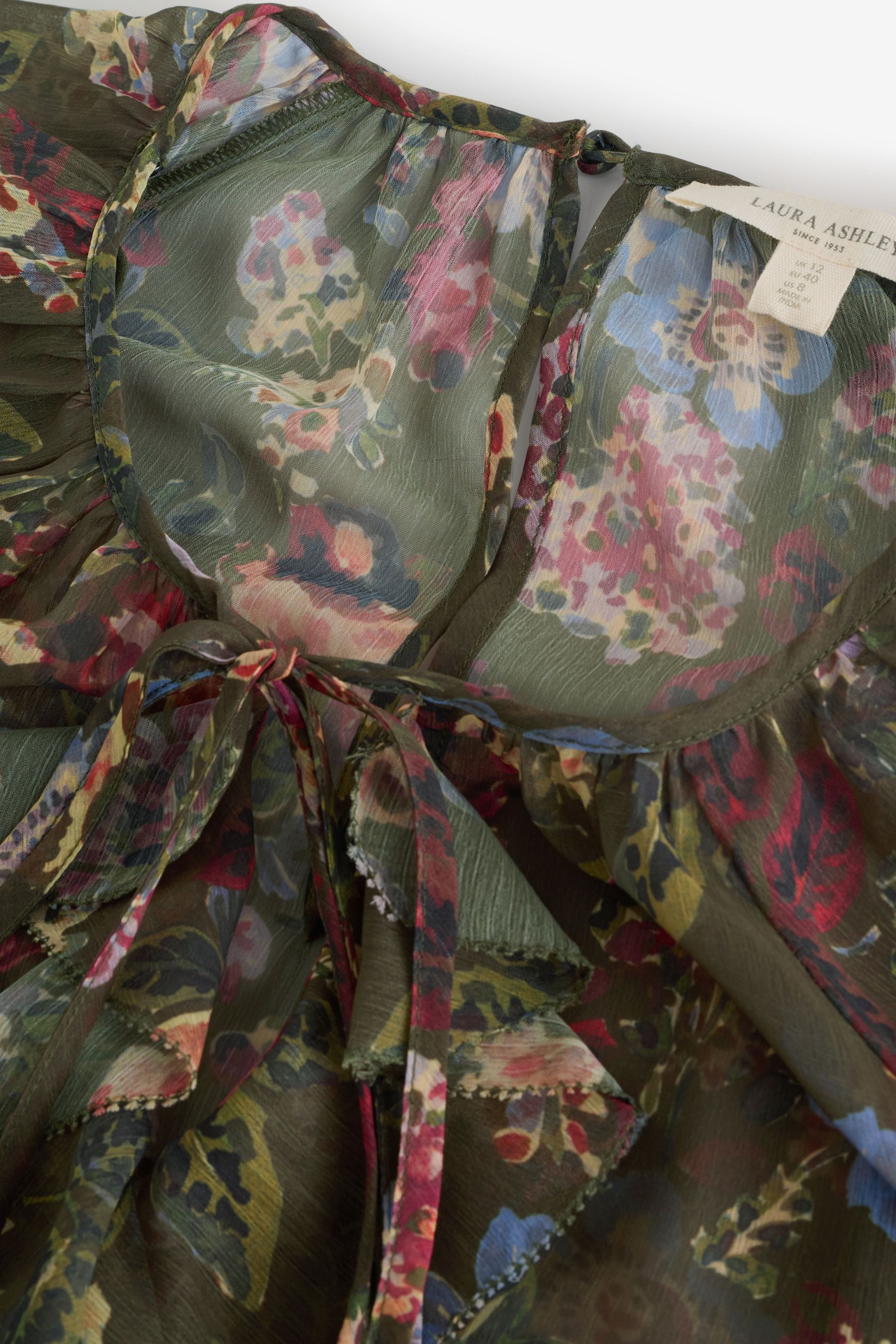 LAURA ASHLEY Maxikleid Laura Ashley Chiffon-Maxikleid mit Rüschen (1-tlg)