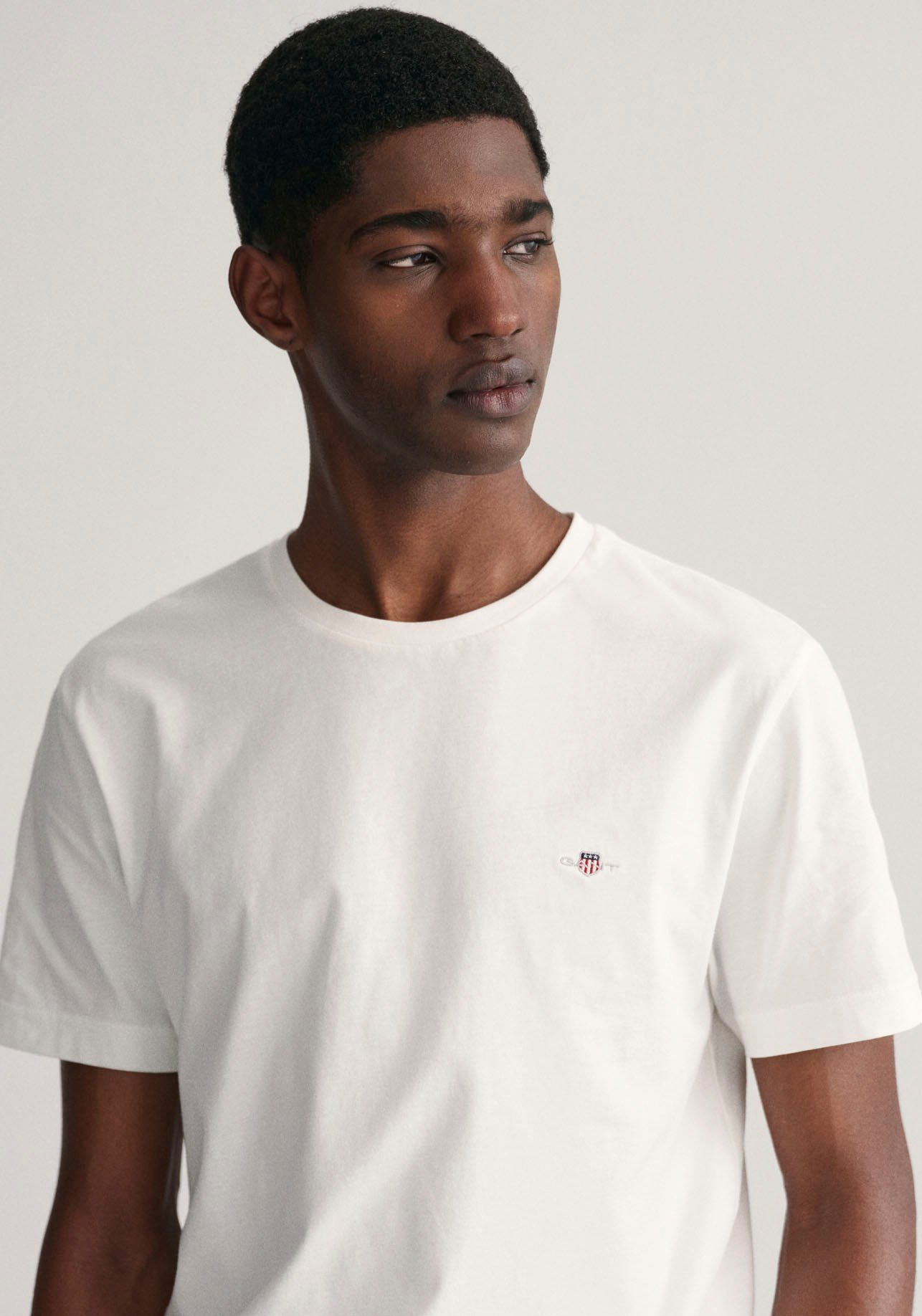 der white Logostickerei SHIELD T-SHIRT mit REG Brust T-Shirt Gant auf SS