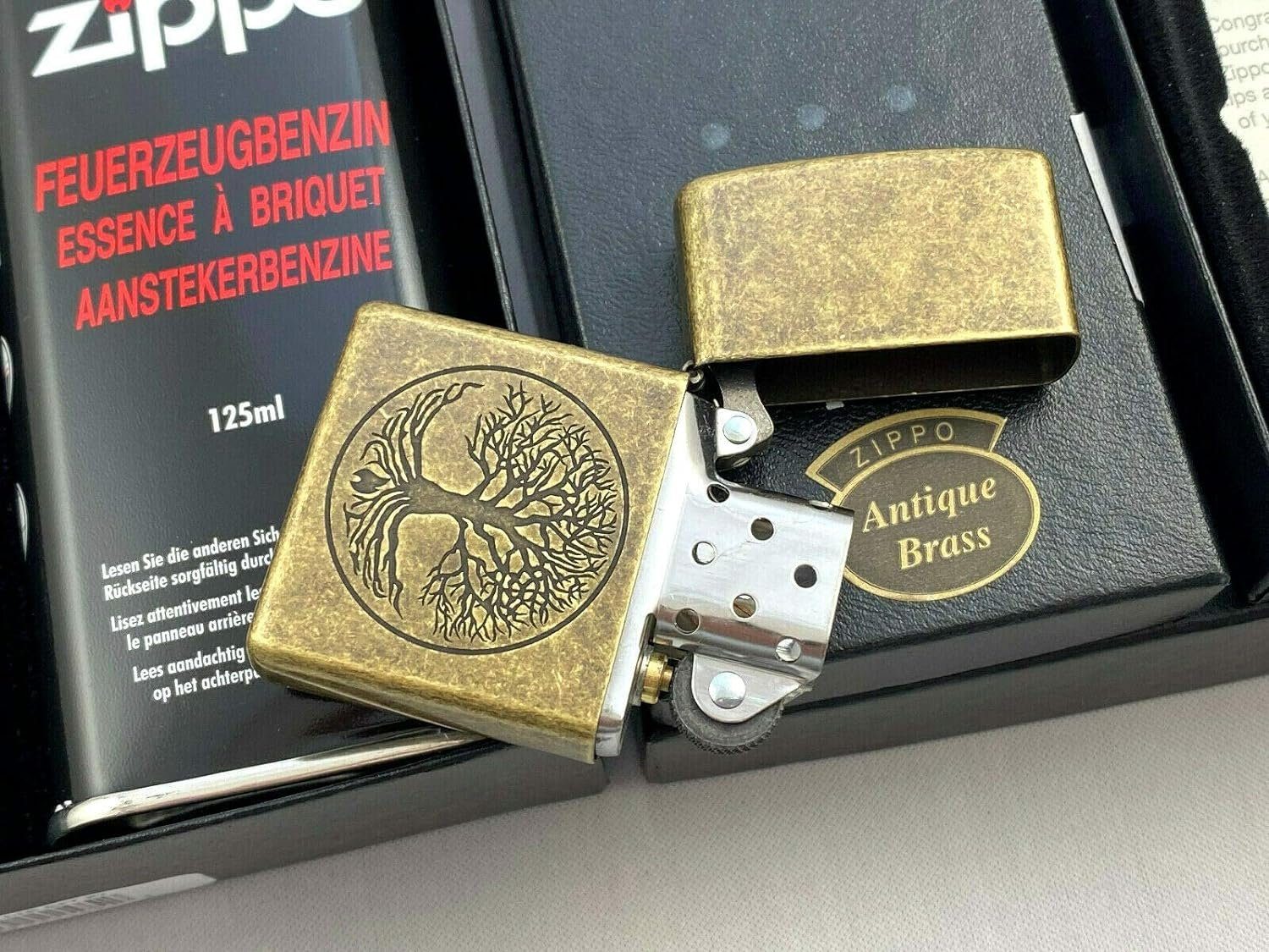 Zippo Feuerzeug Zippo Lebensbaum Tree of Life Antik Finish Feuerzeug Geschenk Set (1-St., 4 teilg), inkl. Geschenkbox, 6 Feuersteine, 125ml Benzin und Zippo Feu – Bild 3 von 5