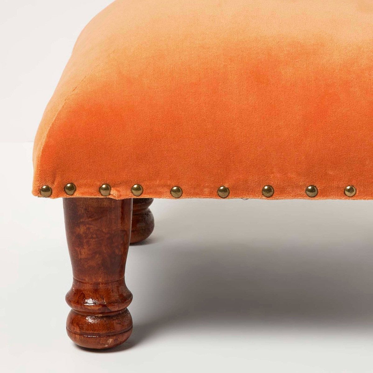 Homescapes Fußhocker Samthocker Mable – orange mit Holzbeinen, 40 x 40 x 25 cm – Bild 5 von 5