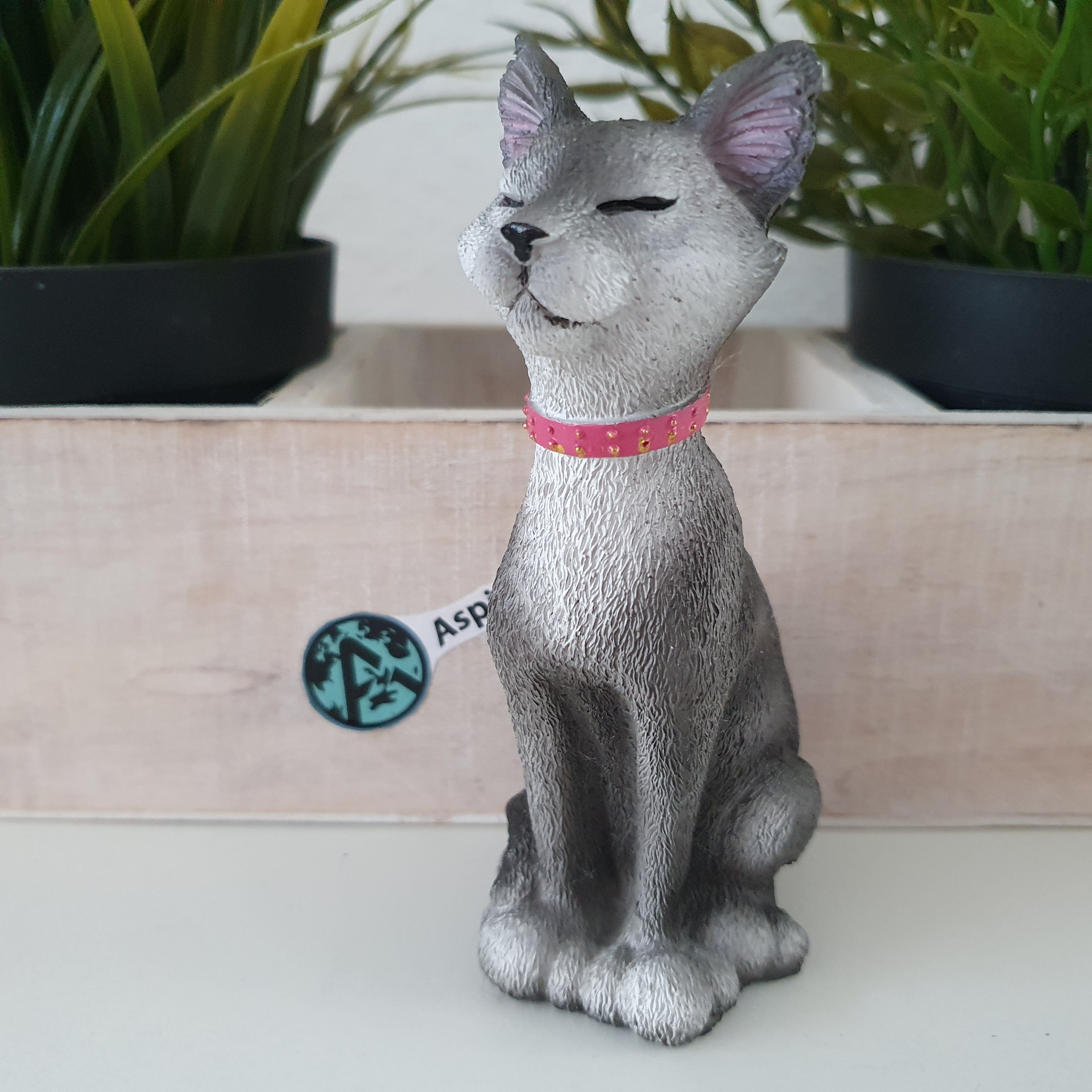 Aspinaworld Dekofigur Katze sitzend mit geschlossenen Augen 12 cm grau – Deko Wohnzimmer (1 St)