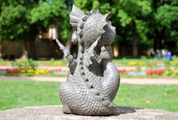 MystiCalls Gartenfigur Gartendrache - Modell Süßer Grauler - Dekofigur, (Einzelartikel, 1 St), Für Drinnen und Draußen, wetterfest, nicht frostfest