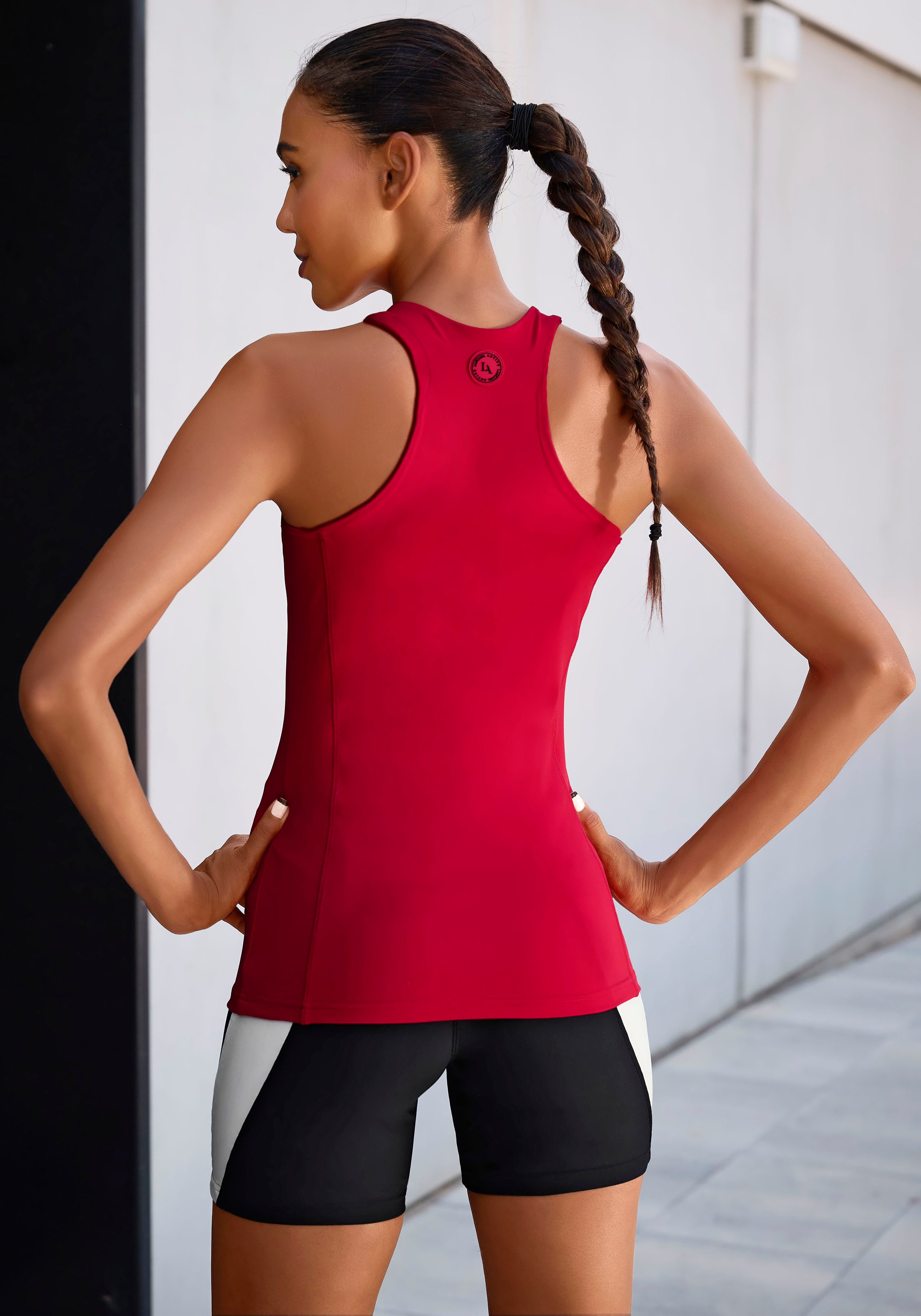 LASCANA ACTIVE Sporttop mit Racerback und Logo-Badge