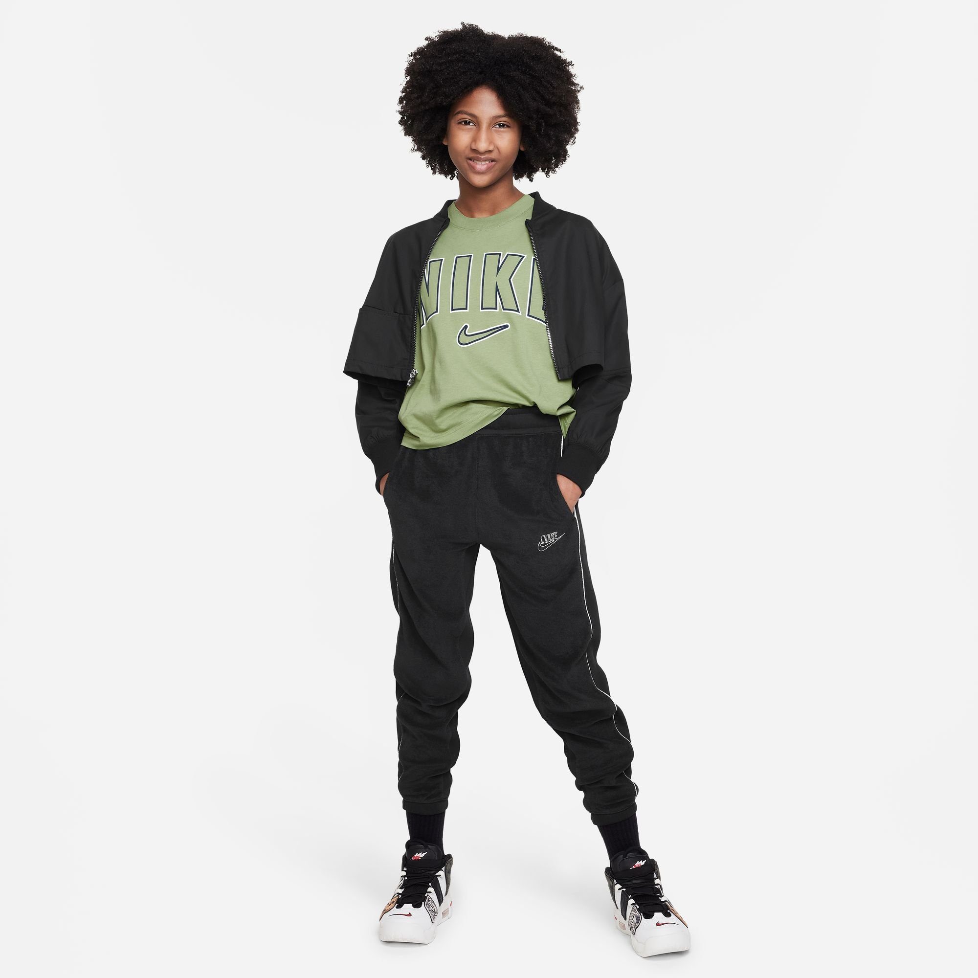 Nike Sportswear T-Shirt G NSW PRNT TEE für Kinder Short GREEN OIL - Sleeve BOXY