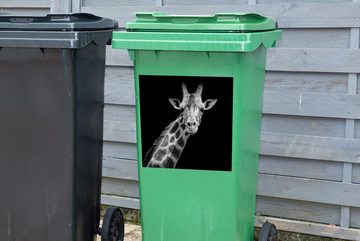 MuchoWow Wandsticker Giraffe - Wildtiere - Schwarz-Weiß - Porträt (1 St), Mülleimer-aufkleber, Mülltonne, Sticker, Container, Abfalbehälter