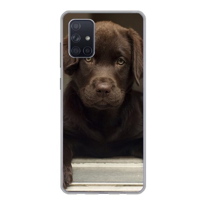 MuchoWow Handyhülle Niedlicher Labrador Retriever schaut in die Kamera Handyhülle Samsung Galaxy A51 5G Smartphone-Bumper Print Handy