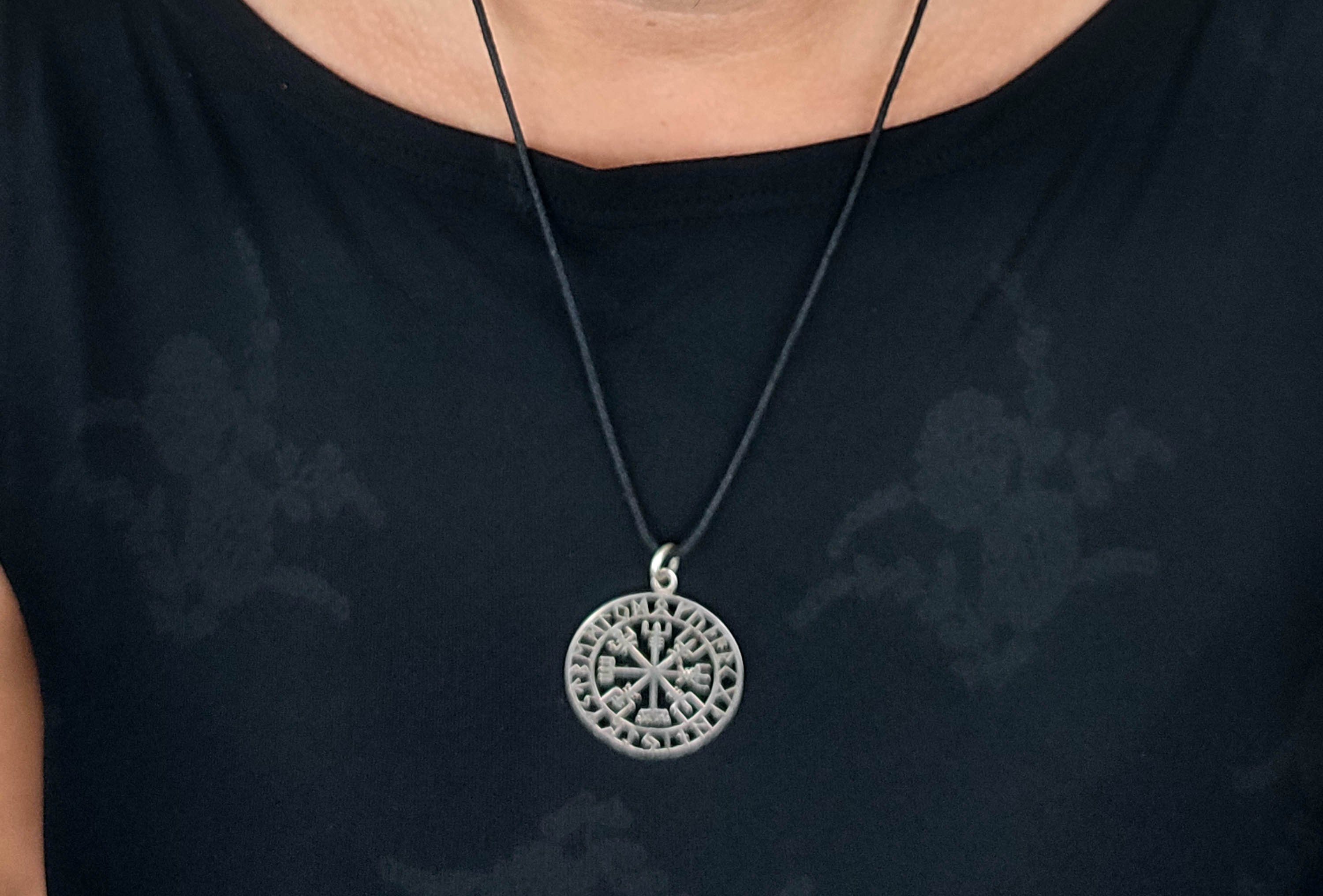 Kiss of Leather Kettenanhänger Wikingerkompass Anhänger Silber Wikinger Kompass Vegvisir Runen Weg