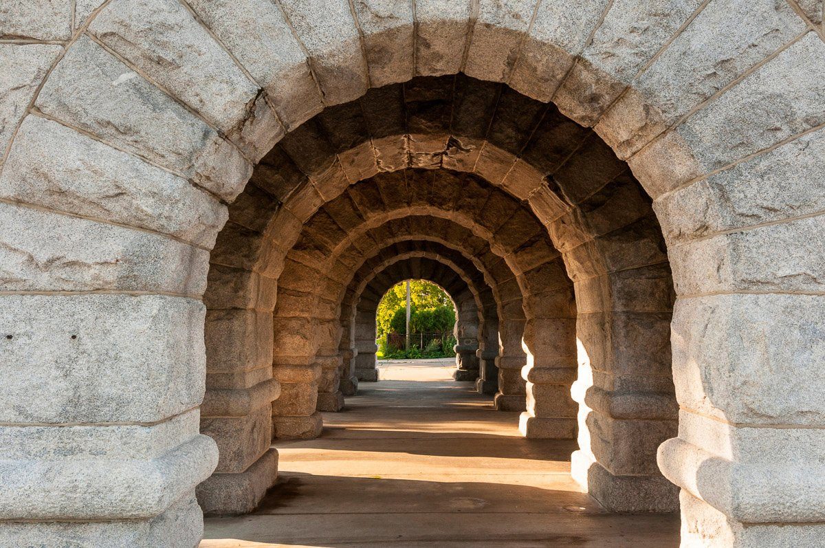 Papermoon Fototapete TUNNEL-STEINWAND STEINMAUER STEINE STRUKTUR ALLEE DEKO