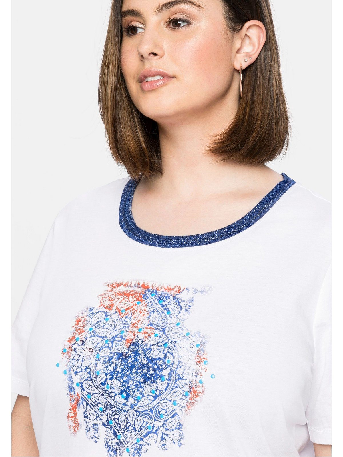 Sheego T-Shirt Große modischem weiß Effektgarn Größen und Frontdruck Ausschnitt mit am