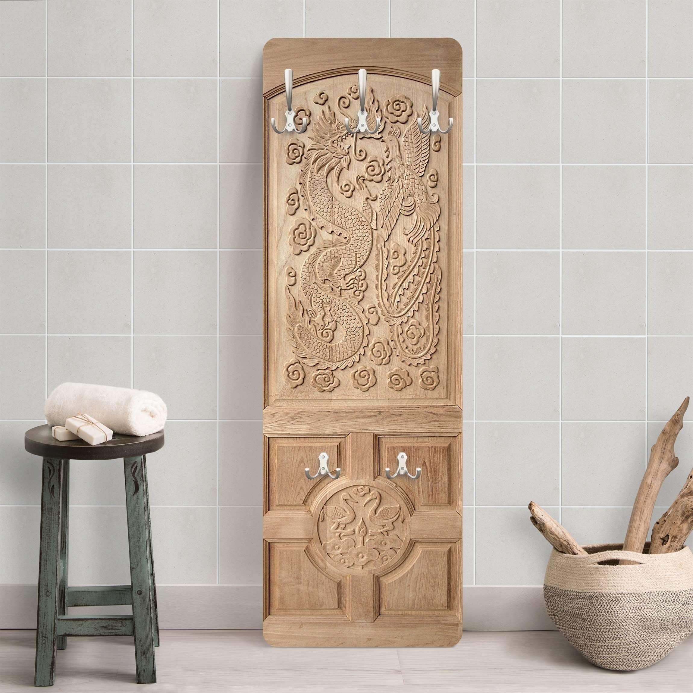 Bilderdepot24 Garderobenpaneel Design Holzoptik Bretteroptik Geschnitzte asiatische Holztür Thailand (ausgefallenes Flur Wandpaneel mit Garderobenhaken Kleiderhaken hängend), moderne Wandgarderobe - Flurgarderobe im schmalen Hakenpaneel Design