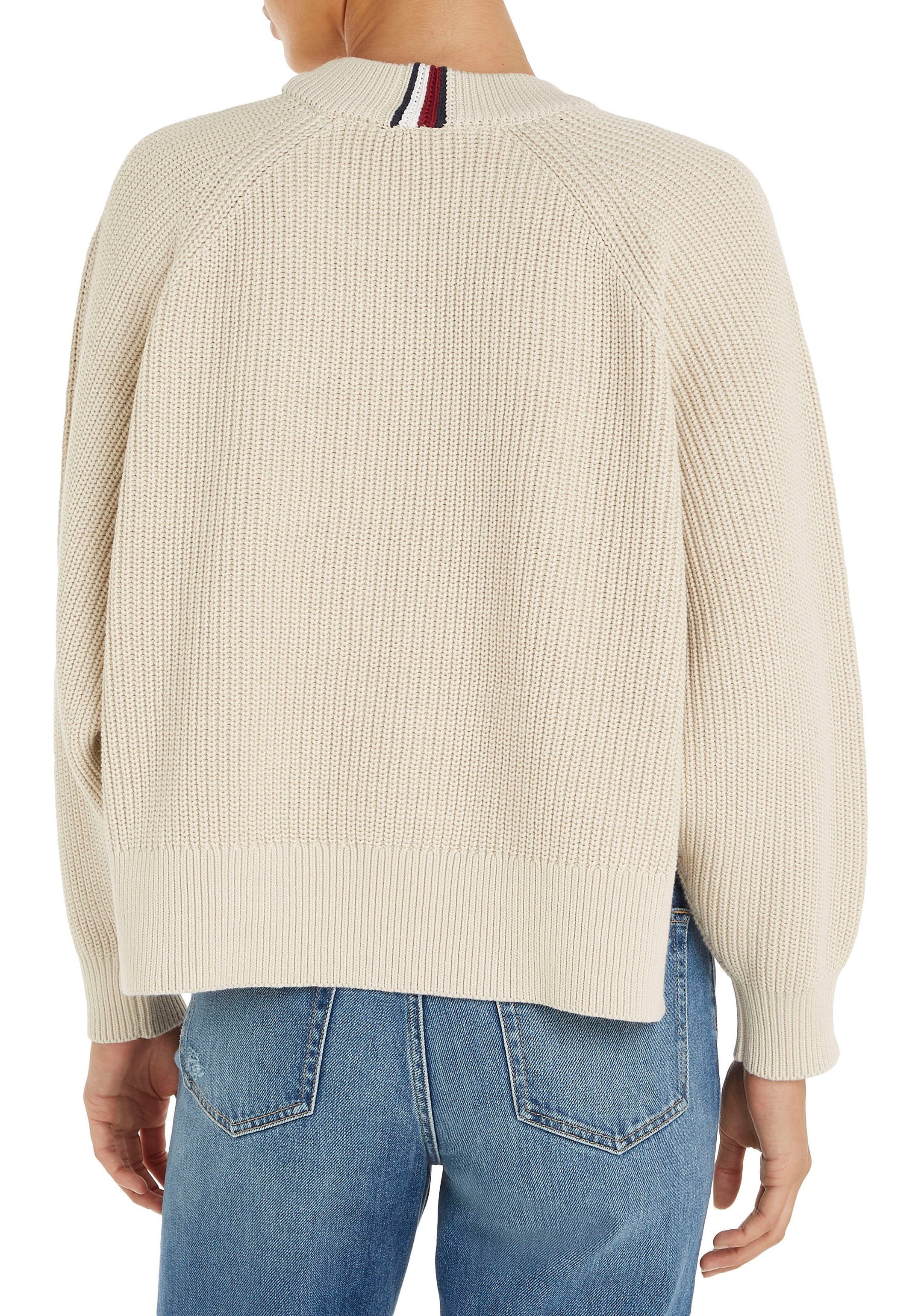 PLACED Classic_Beige Label-Schriftzug dem mit Hilfiger SWEATER markantem Tommy Rundhalspullover Ärmel HILFIGER auf C-NK