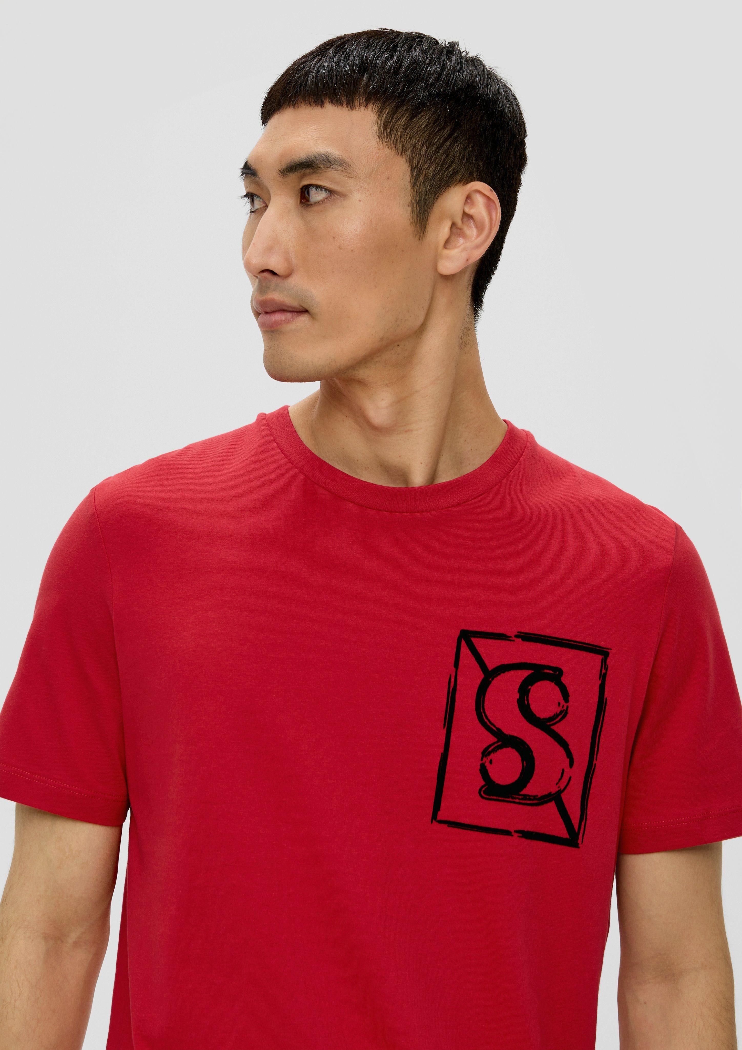 T-Shirt der Schriftzug red Brust mit s.Oliver auf