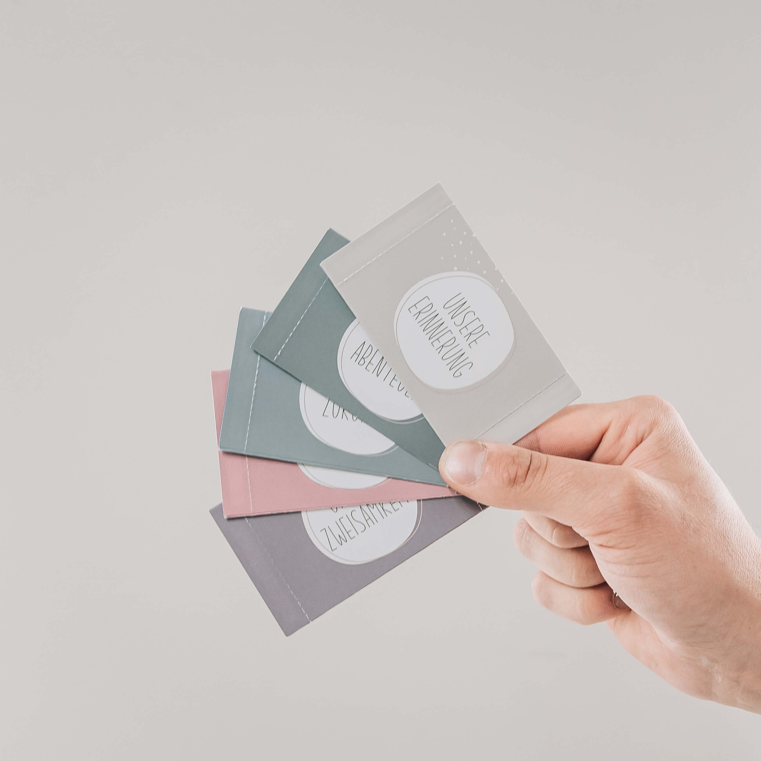 hellomini Spielesammlung Losbox für Paare Du+Ich=Wir, Pärchenspiel, Familienspiel, 50 Lose zum Thema Liebe Beziehung Aktivitäten in Box