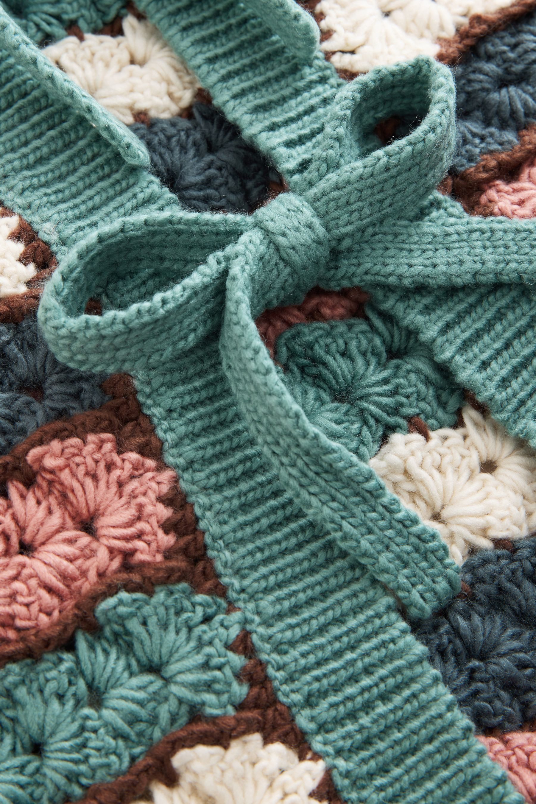 Next Strickjacke Von Hand gestrickte Strickjacke mit Bindedetail (1-tlg)