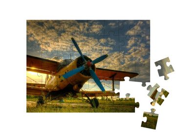 puzzleYOU Puzzle Flugzeug auf grünem Gras im Sonnenuntergang, 48 Puzzleteile, puzzleYOU-Kollektionen Flugzeuge