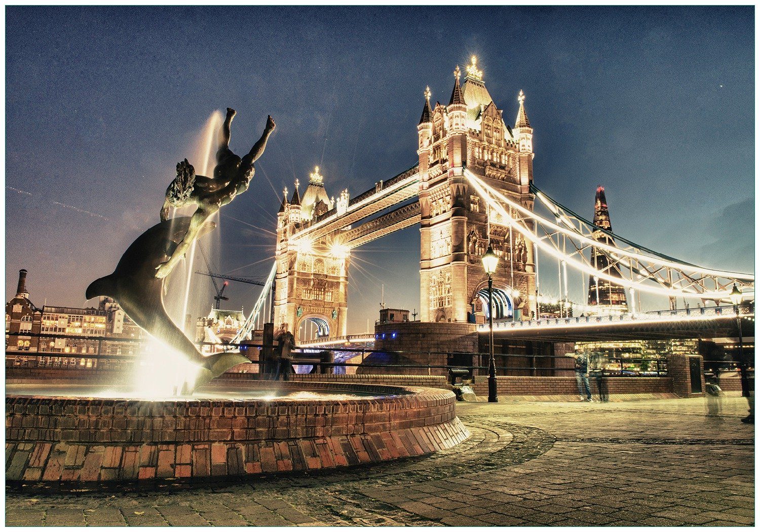Wallario Vliestapete London - Tower Bridge bei Nacht, Seidenmatte  Oberfläche, hochwertiger Digitaldruck, in verschiedenen Größen erhältlich | Poster