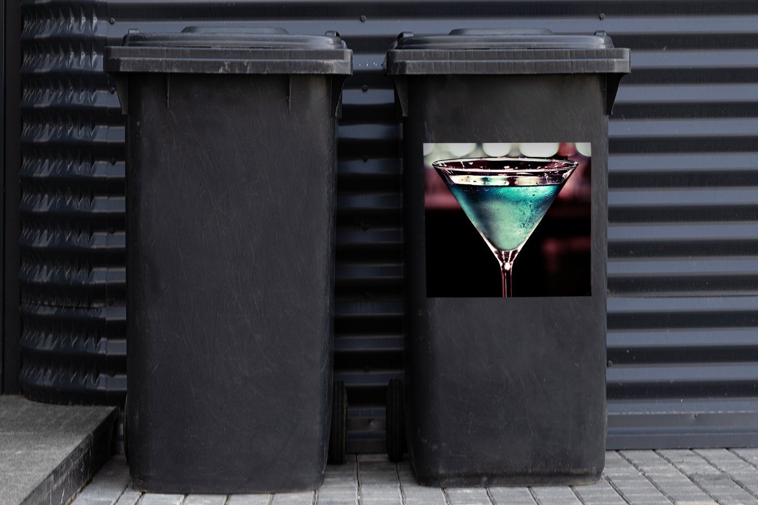 Mülleimer-aufkleber, MuchoWow Abfalbehälter (1 Container, St), Sticker, Retro-Farben Wandsticker in Mülltonne, Blauer Martini-Drink