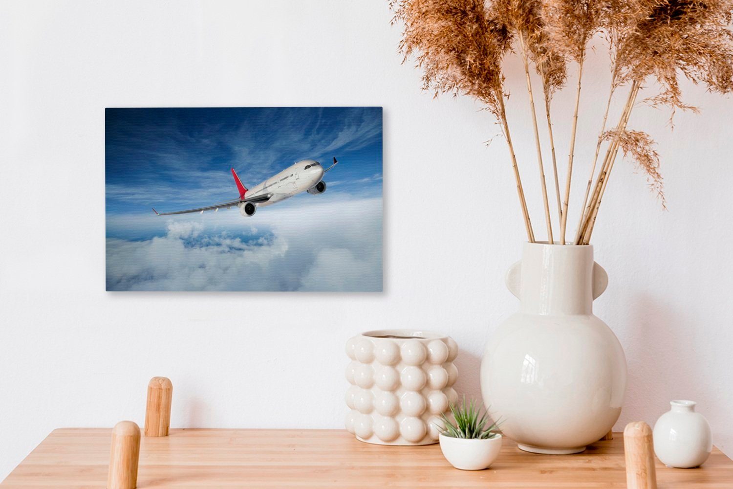 (1 30x20 Illustration OneMillionCanvasses® St), bei Wanddeko, Wandbild Eine Leinwandbild Leinwandbilder, cm eines bewölktem Aufhängefertig, Flugzeugs Himmel,