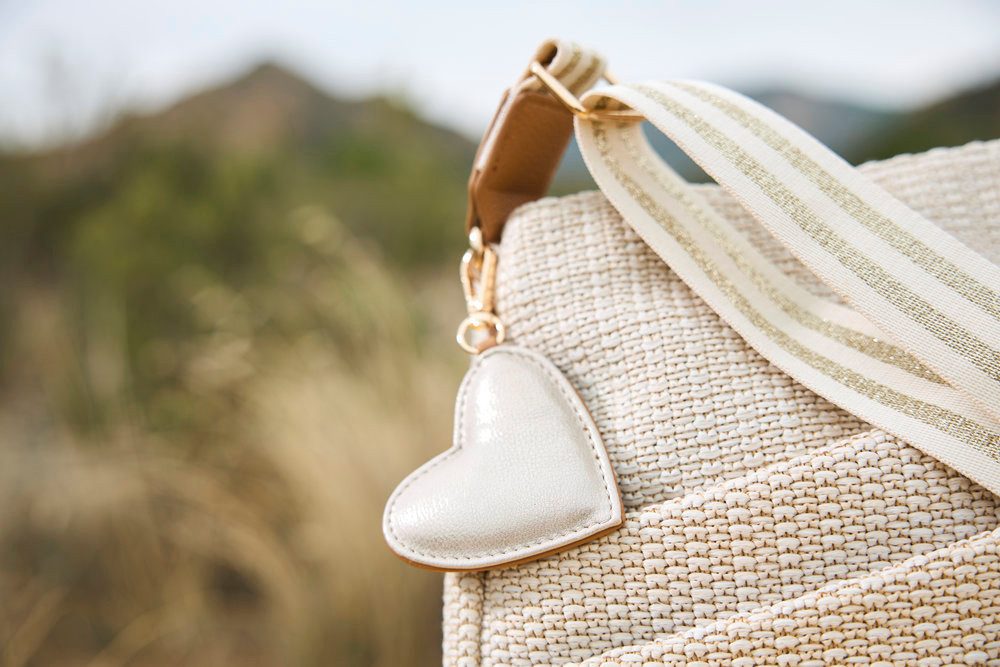 Rieker Umhängetasche, Damen Handtasche, Schultertasche mit Herz-Anhänger