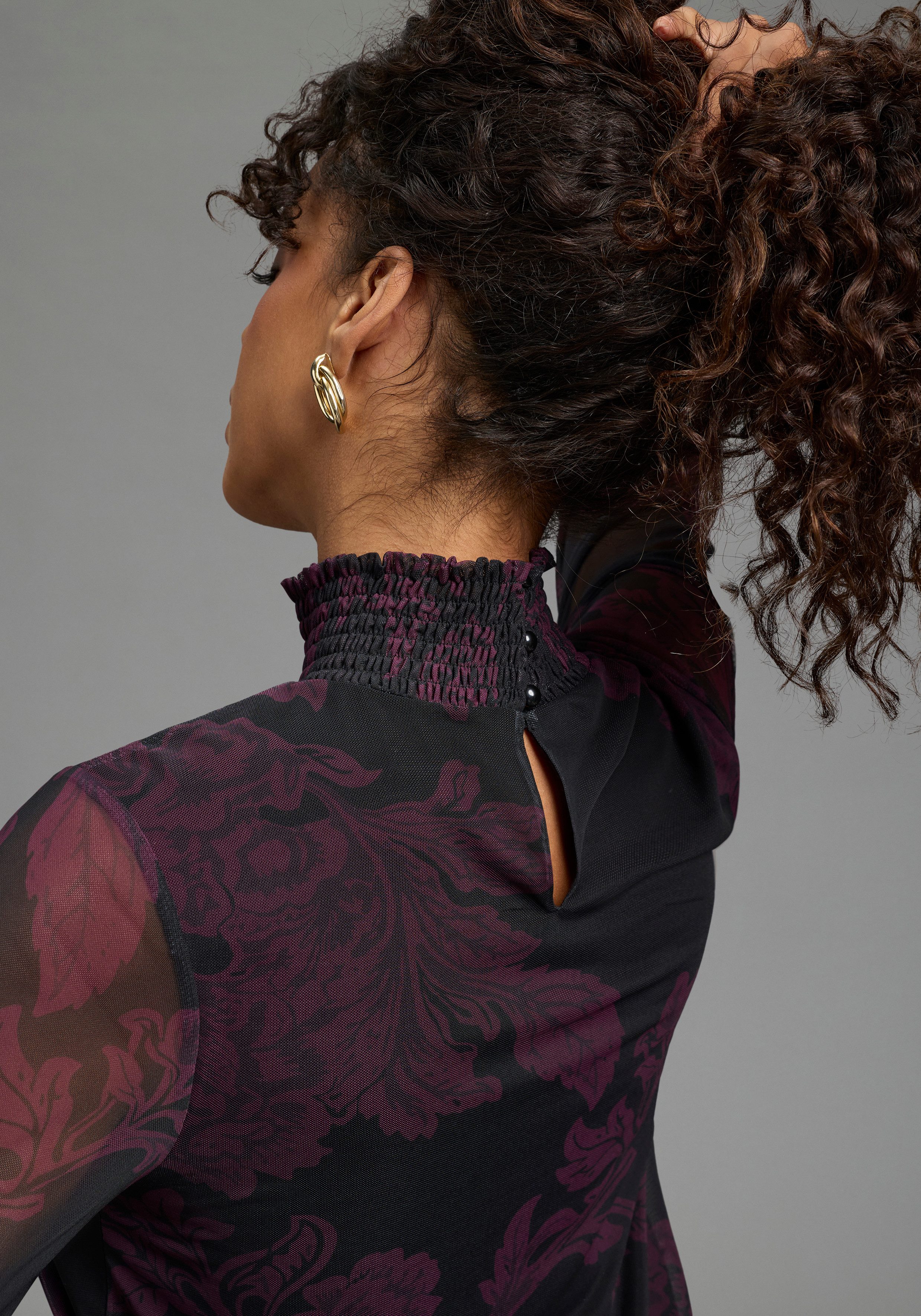 Bruno Banani Longsleeve mit Stehkragen, hüftlange Form, figurbetonte Passform