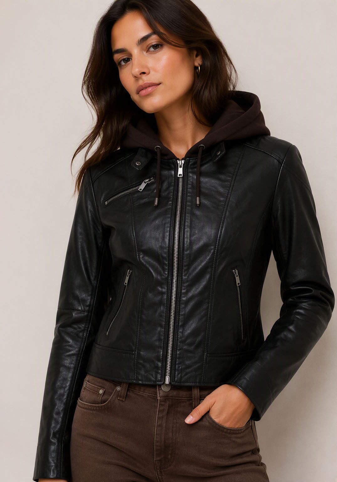 Tamaris Lederjacke aus Lammleder, mit abnehmbarer Kapuze, sehr figurbetonte Passform. € 229,99, (€ 229,99 pro 1 Stk).