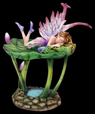 Figuren Shop GmbH Fantasy-Figur Elfen Figur - Dori schläft auf Lotus - Fantasy Dekofigur Fee Elfenfigu