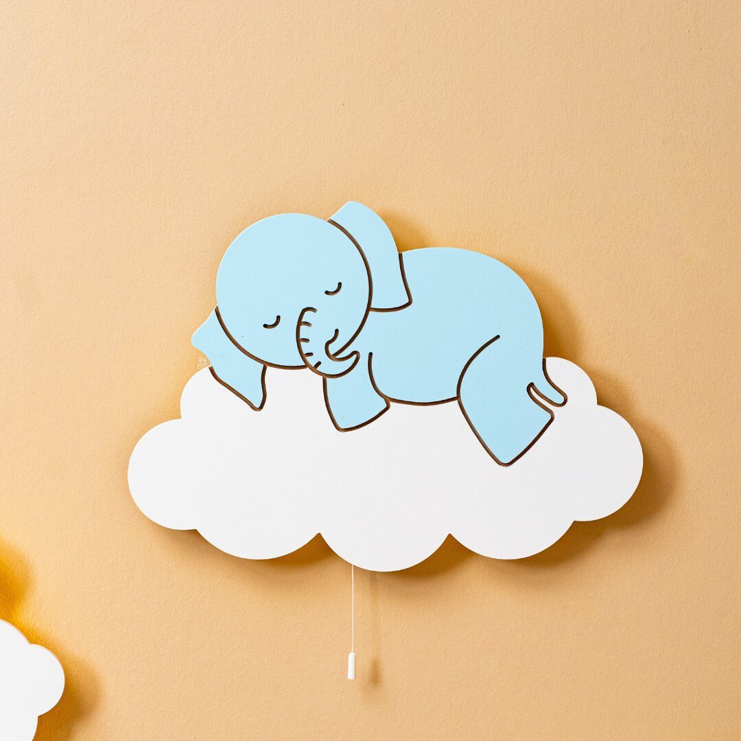 COZYCOLLECTIONS LED Wandleuchte Handbemaltes LED-Wandnachtlicht „Elefant auf der Wolke in Holzoptik, LED, Warmweiß, Montessori: sanftes Licht & eigene Schalter fördern Autonomie