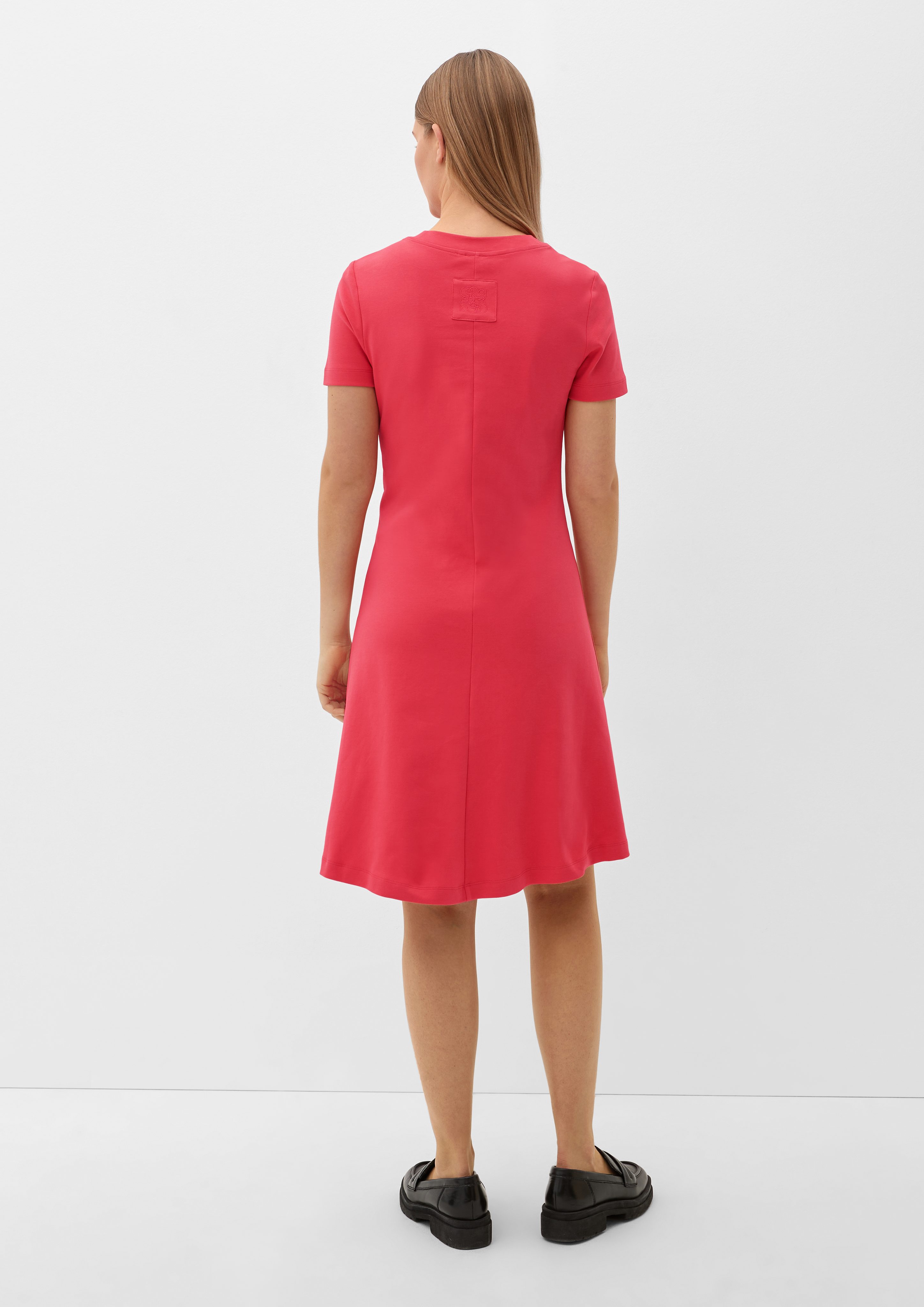 pink Kleid Ziernaht, aus Minikleid s.Oliver LABEL Jersey Label-Patch BLACK