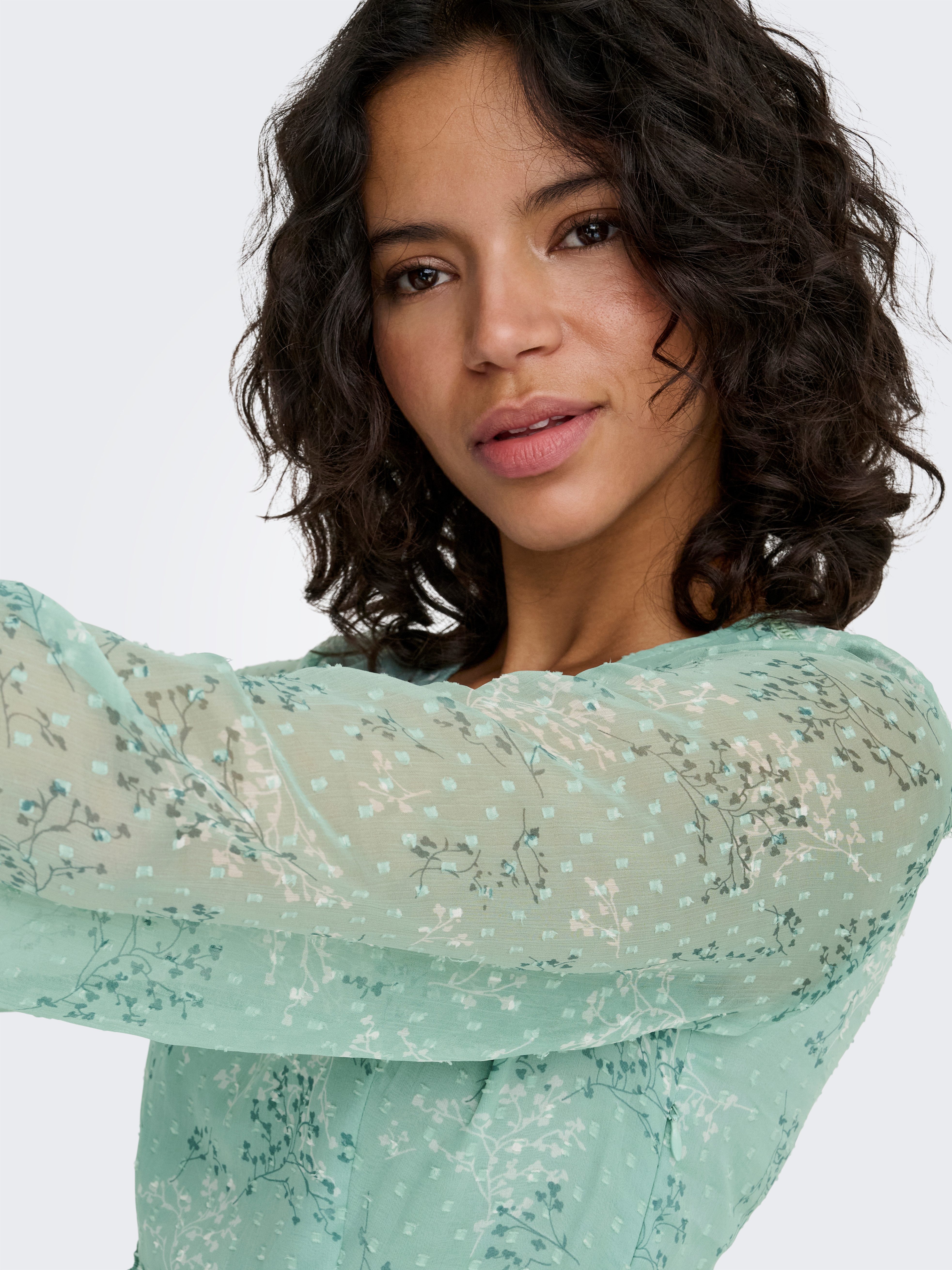 ONLY Chiffonkleid ONLTESSA-CERA ELIZA L/S DRESS WVN CS Kunstfaser, regular fit, V-Ausschnitt