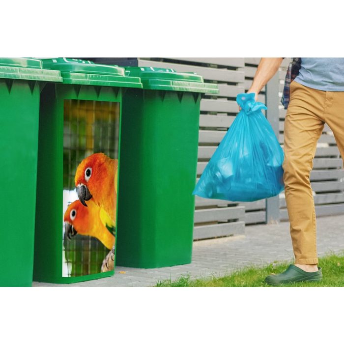 MuchoWow Wandsticker Nahaufnahme eines Paares von Sonnensittichen (1 St) Mülleimer-aufkleber Mülltonne Sticker Container Abfalbehälter