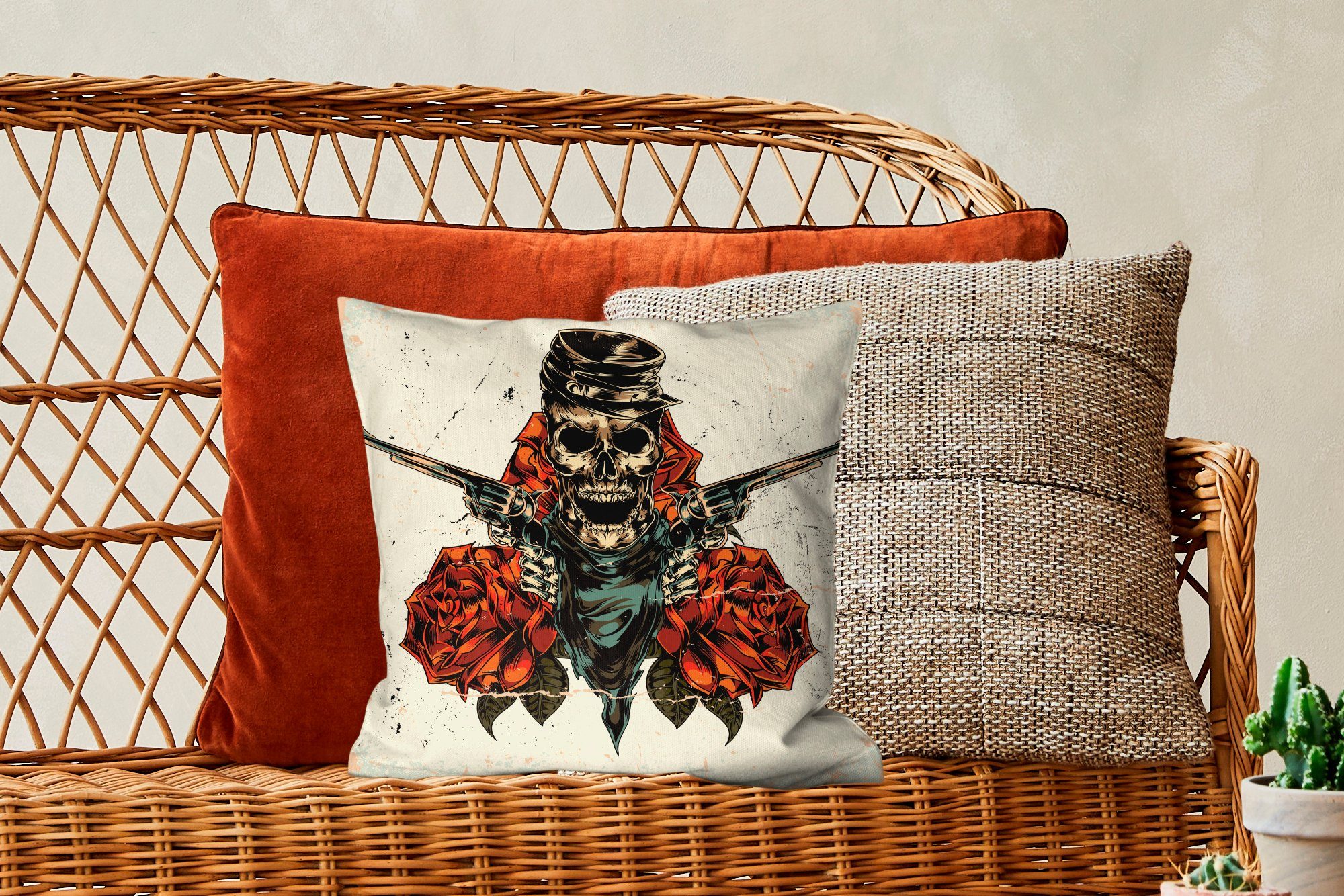 Schlafzimmer, und mit Dekokissen Deko, Sofakissen Wohzimmer, MuchoWow mit Illustration für Zierkissen Rosen eines Füllung Totenkopfes Revolvern, Eine