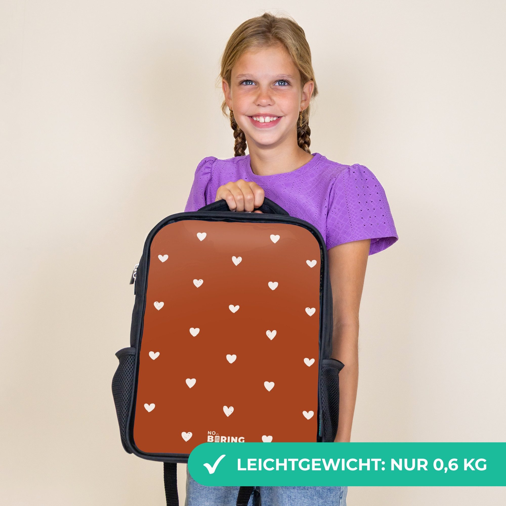 NoBoringSuitcases.com© Rucksack Weißes Herzmuster auf orange-braunem Hintergrund, Kinderrucksack Schwarz, Schulrucksack, Freizeitrucksack Jungen Mädchen