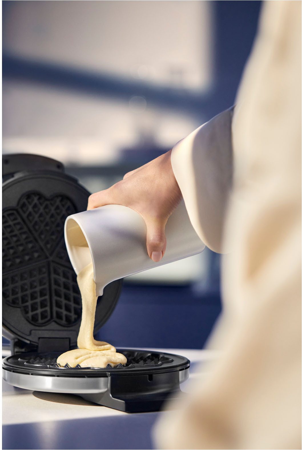 WMF Waffeleisen LONO, antihaftbeschichtete Aluminium-Gussplatten, stufenlose Bräunung, 900 W, einfache Aufbewahrung, Kabelaufwicklung, Maße: 22 x 26 x 8,5 cm