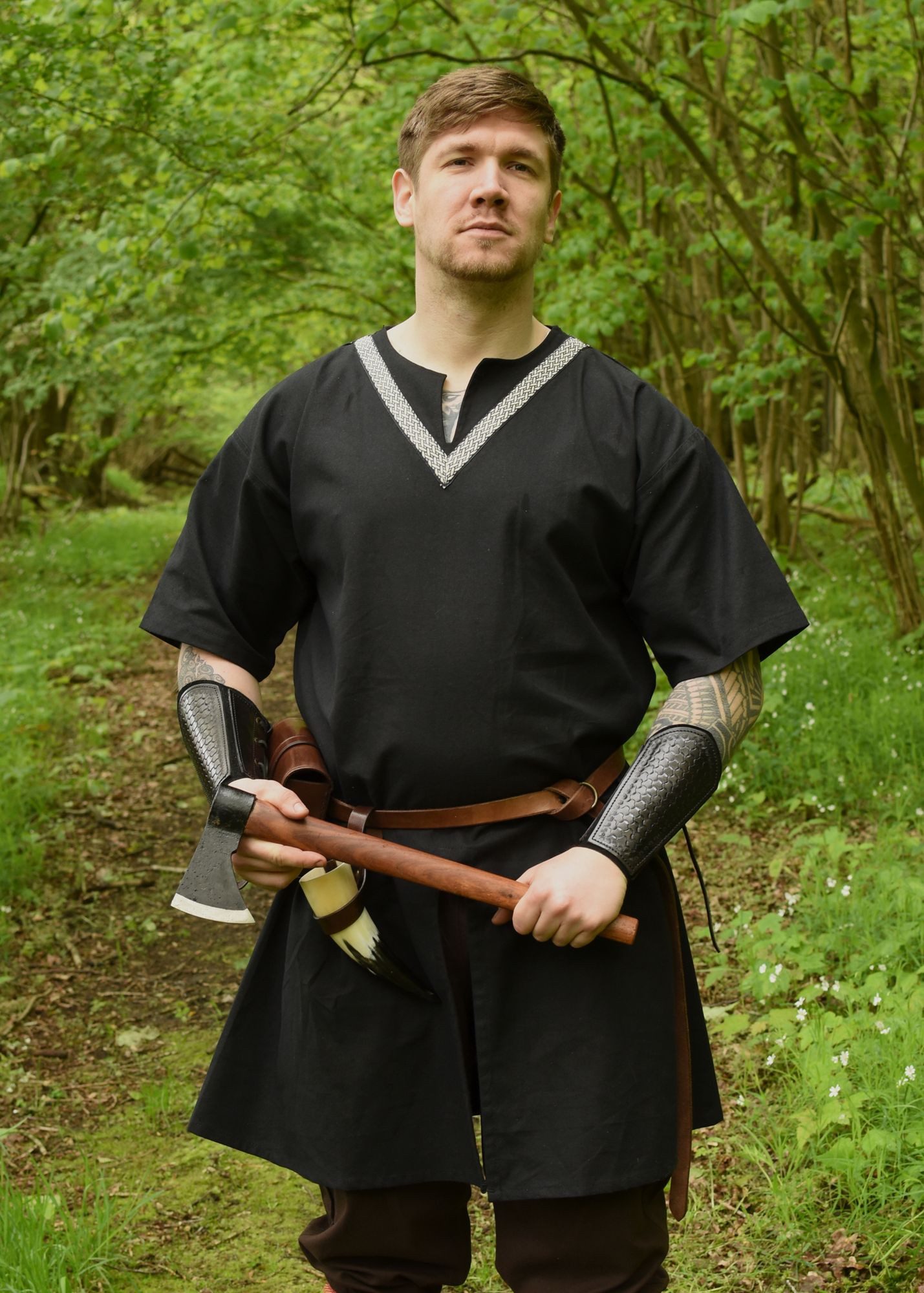 Kostüm Mittelalter-Tunika Ailrik mit Bordüre, kurzarm, schwarz, Gr. 5XL