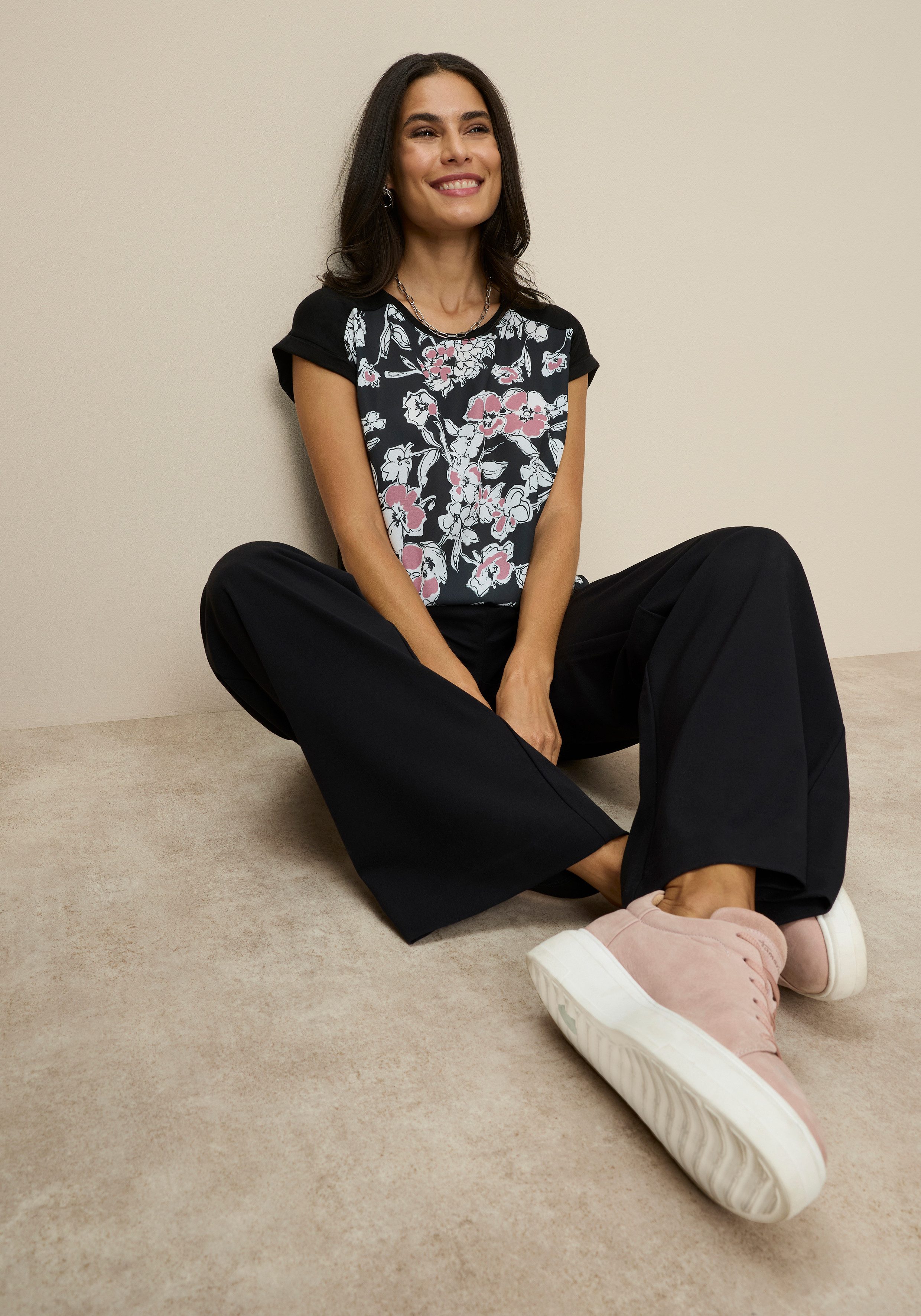 Tamaris Shirtbluse aus elastischer Viskosemischung mit Satineinsatz in lockerer Form mit Print – Bild 4 von 5