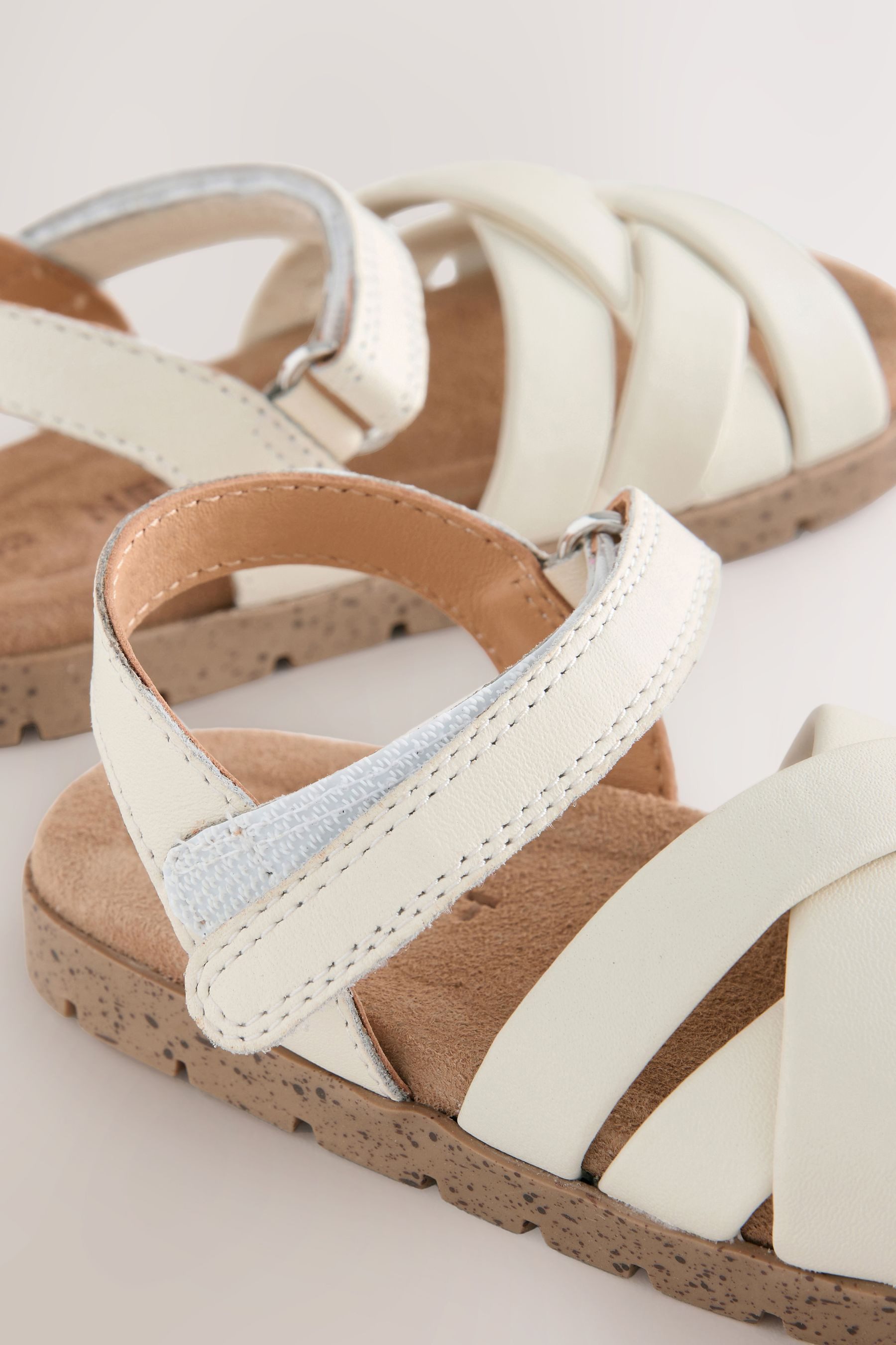 Next Ledersandalen in Flechtoptik mit Klettverschluss Sandale (1-tlg)