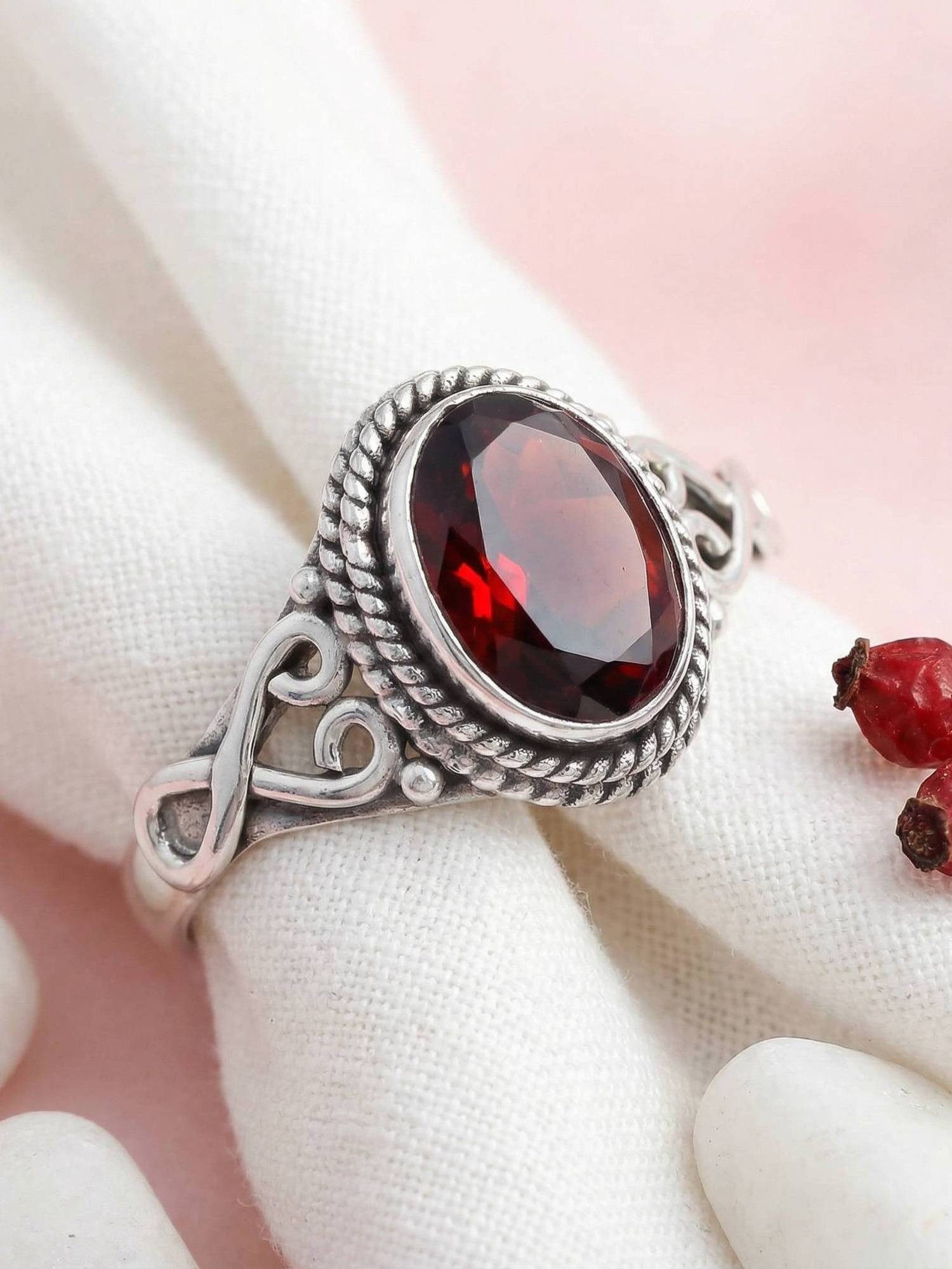 mantraroma Silberring BAGHIMI oval aus 925 Silber mit Granat facettiert (Ring mit Schmuckbeutel), Damenring aus 925er Silber