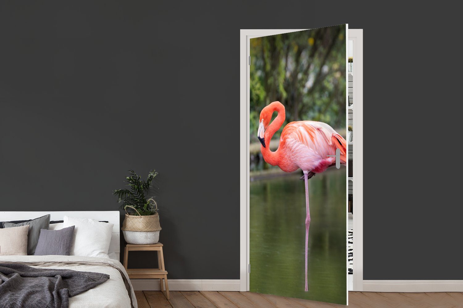 Türtapete Flamingo auf Bein St), im (1 Tür, Ein für Matt, einem 75x205 Fototapete Türaufkleber, steht bedruckt, MuchoWow cm Wasser,