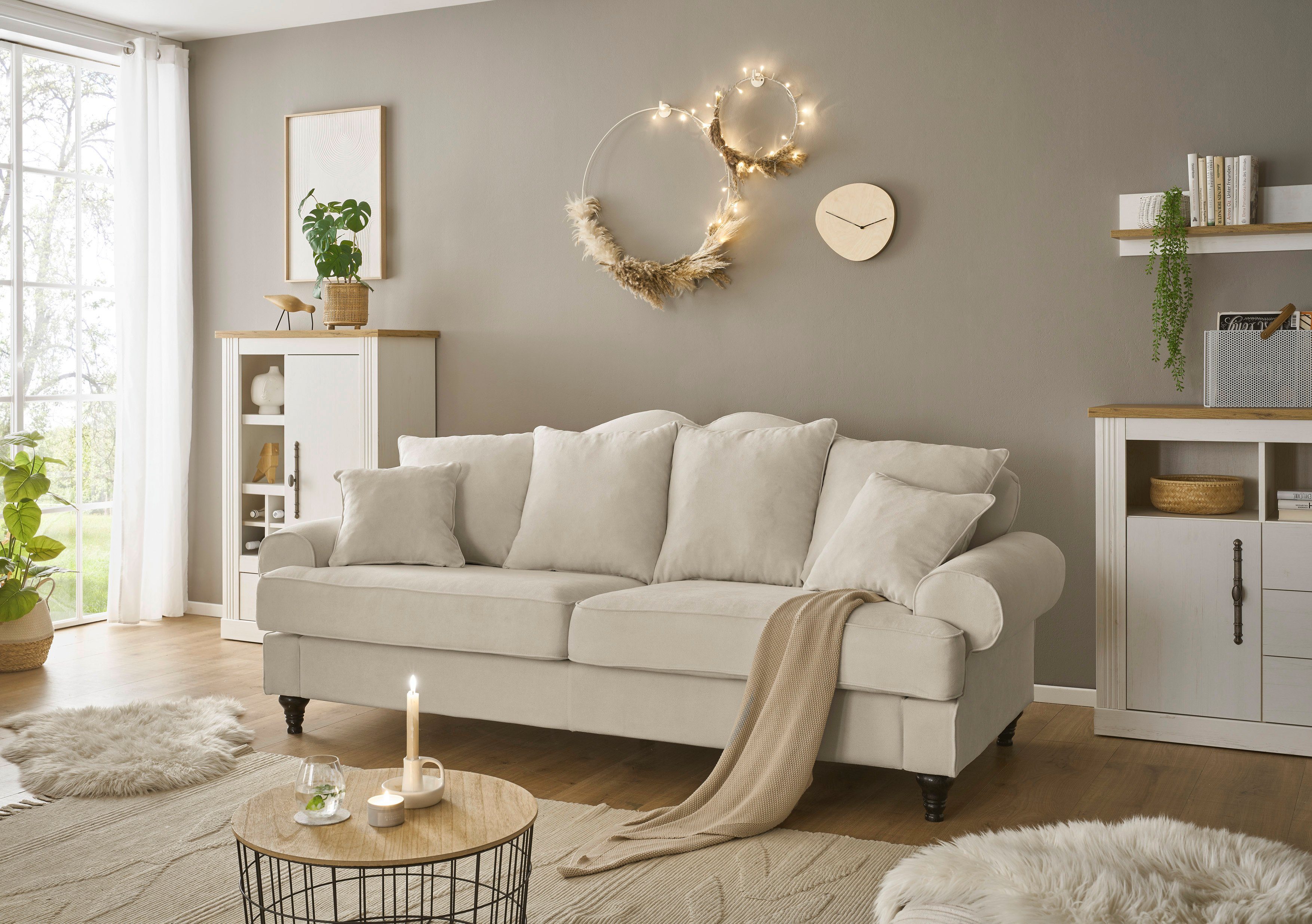 OTTO home 3,5-Sitzer Westminster, Sofa im Landhausstil, Couch mit Zierkissen, Federkern-Polsterung, gedrechselter Fuß, hochwertiger Microfaserbezug