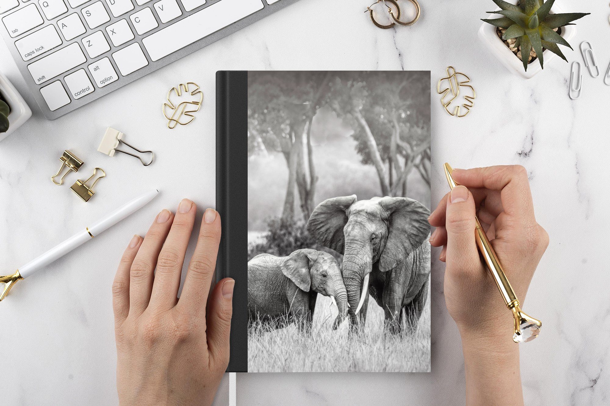 MuchoWow Notizbuch Elefant - Tiere - Notizheft, Journal, Seiten, Merkzettel, weiß, Schwarz und Tagebuch, - Haushaltsbuch 98 Natur A5